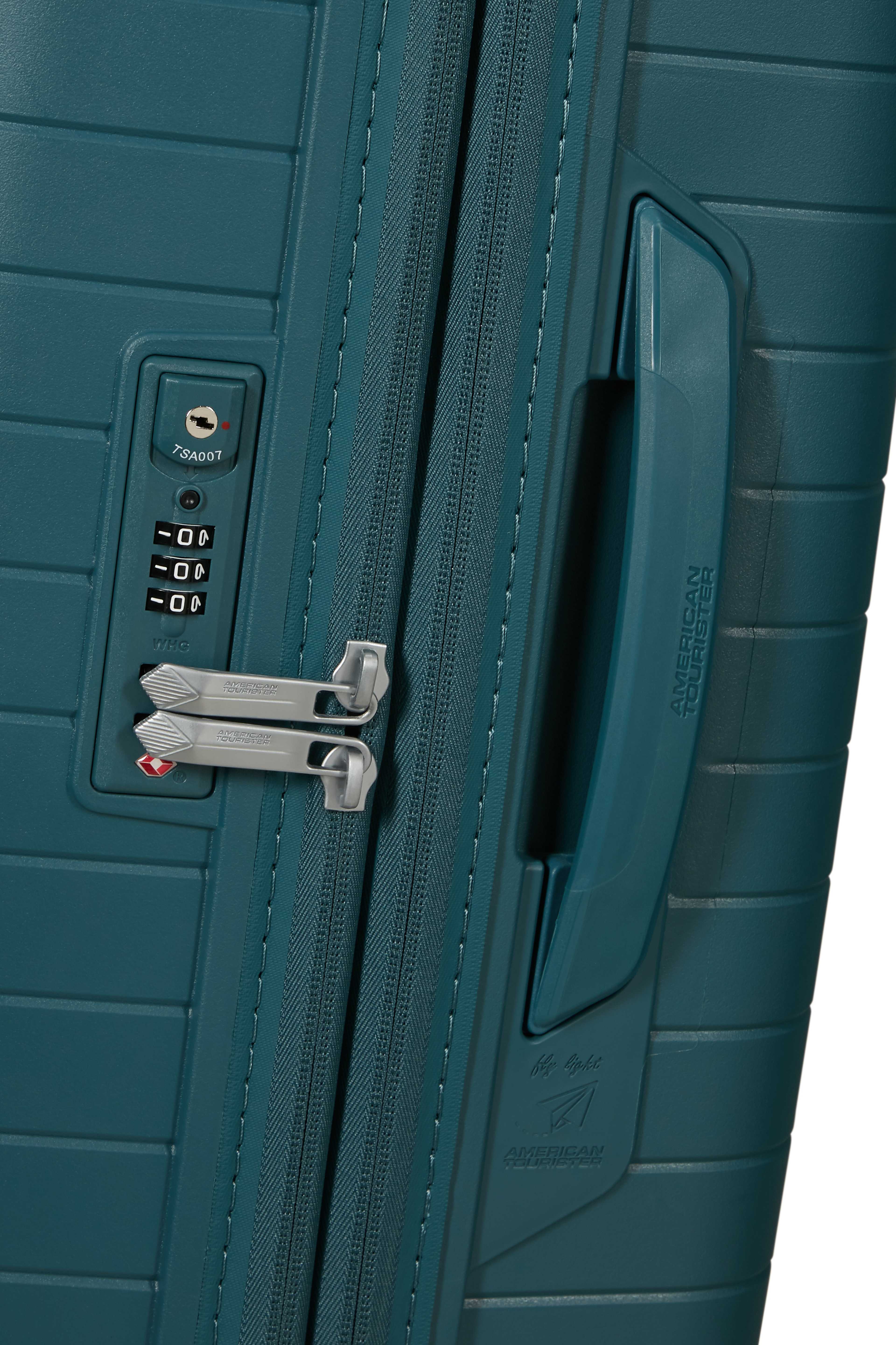 Resväska 67 cm Fast Forward, från American Tourister, i färgen Totally Teal. Klicka för att öppna bilden i stort format