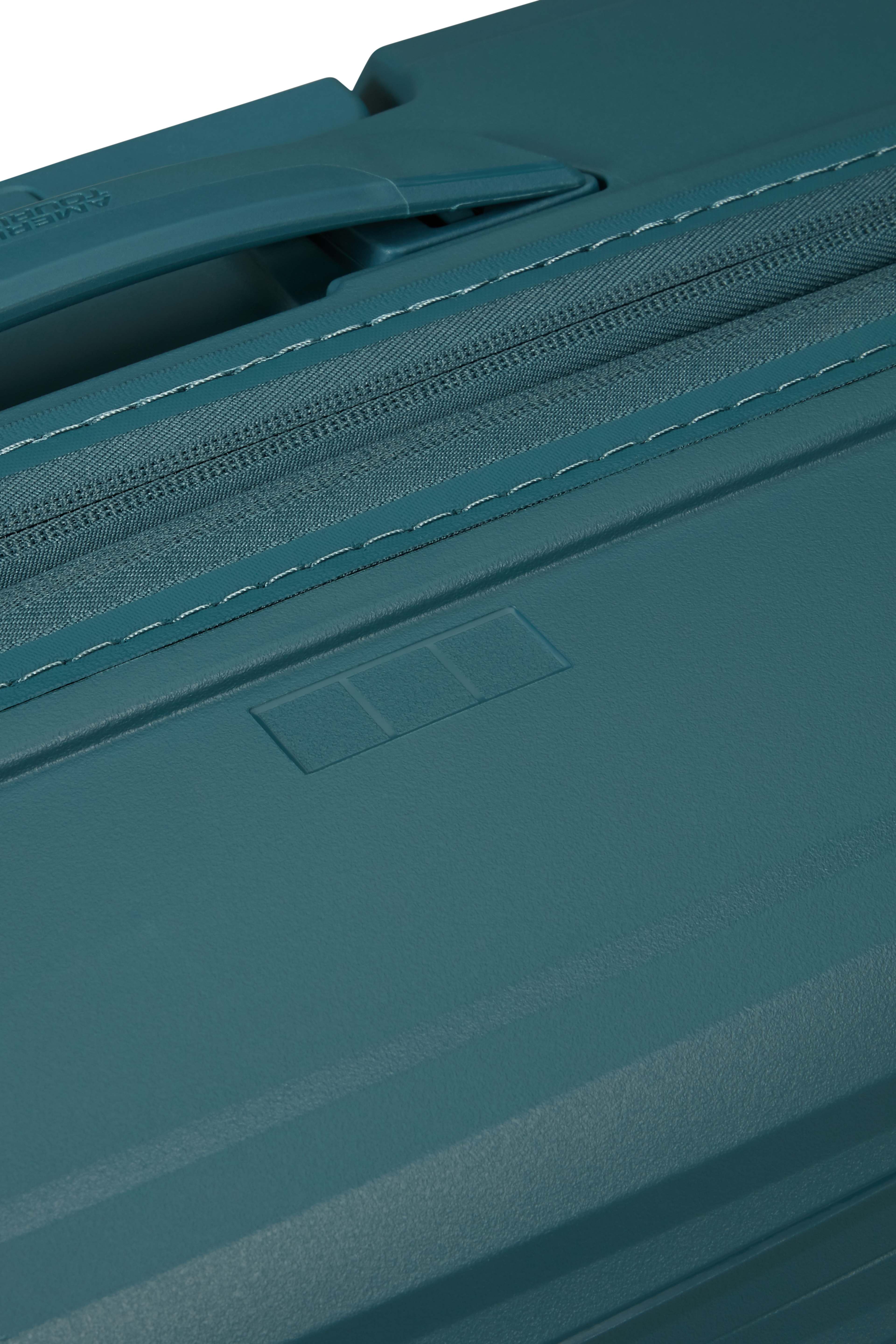 Resväska 67 cm Fast Forward, från American Tourister, i färgen Totally Teal. Klicka för att öppna bilden i stort format