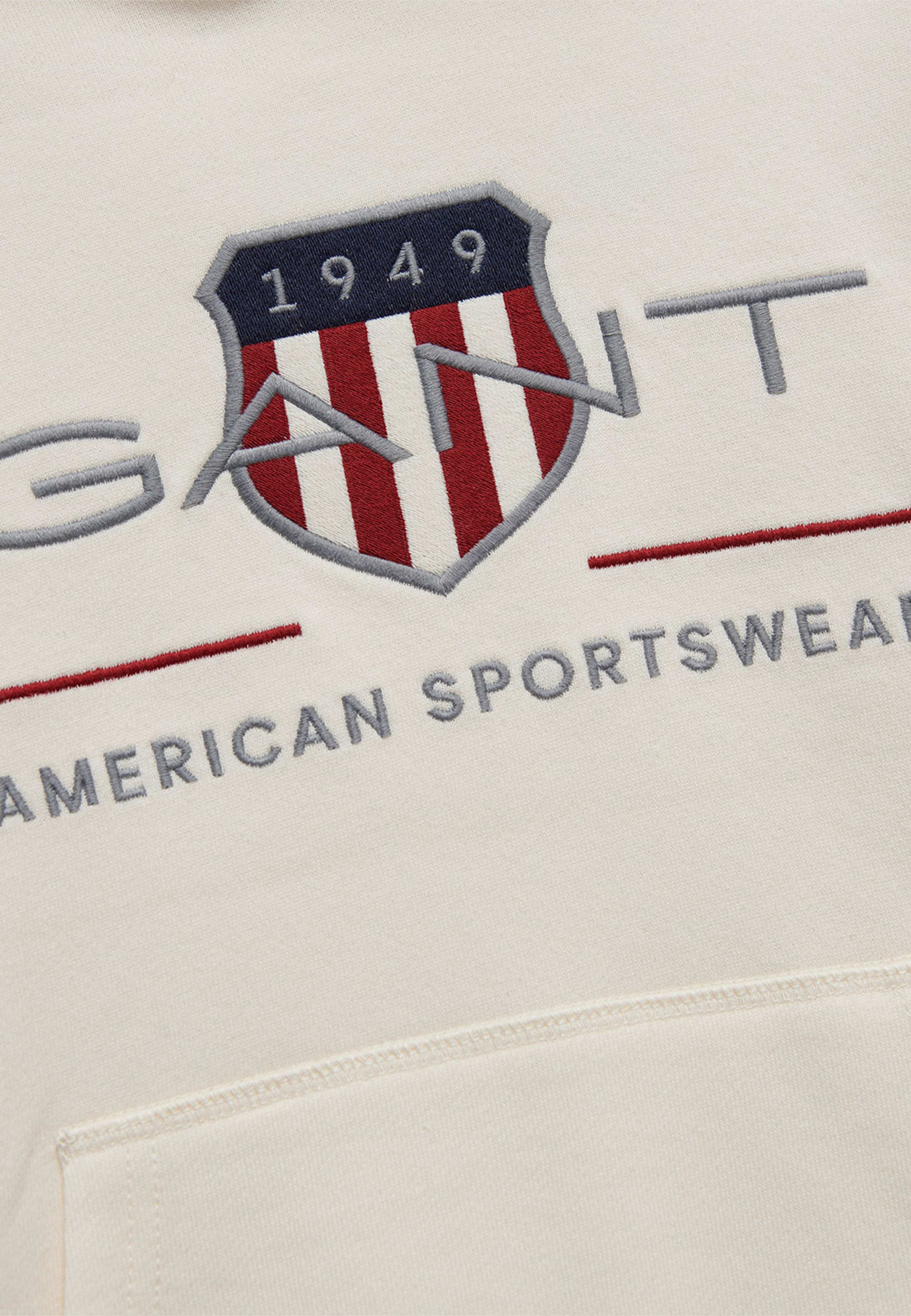 Archive Shield Hoodie, från GANT, i färgen Eggshell. Klicka för att öppna bilden i stort format