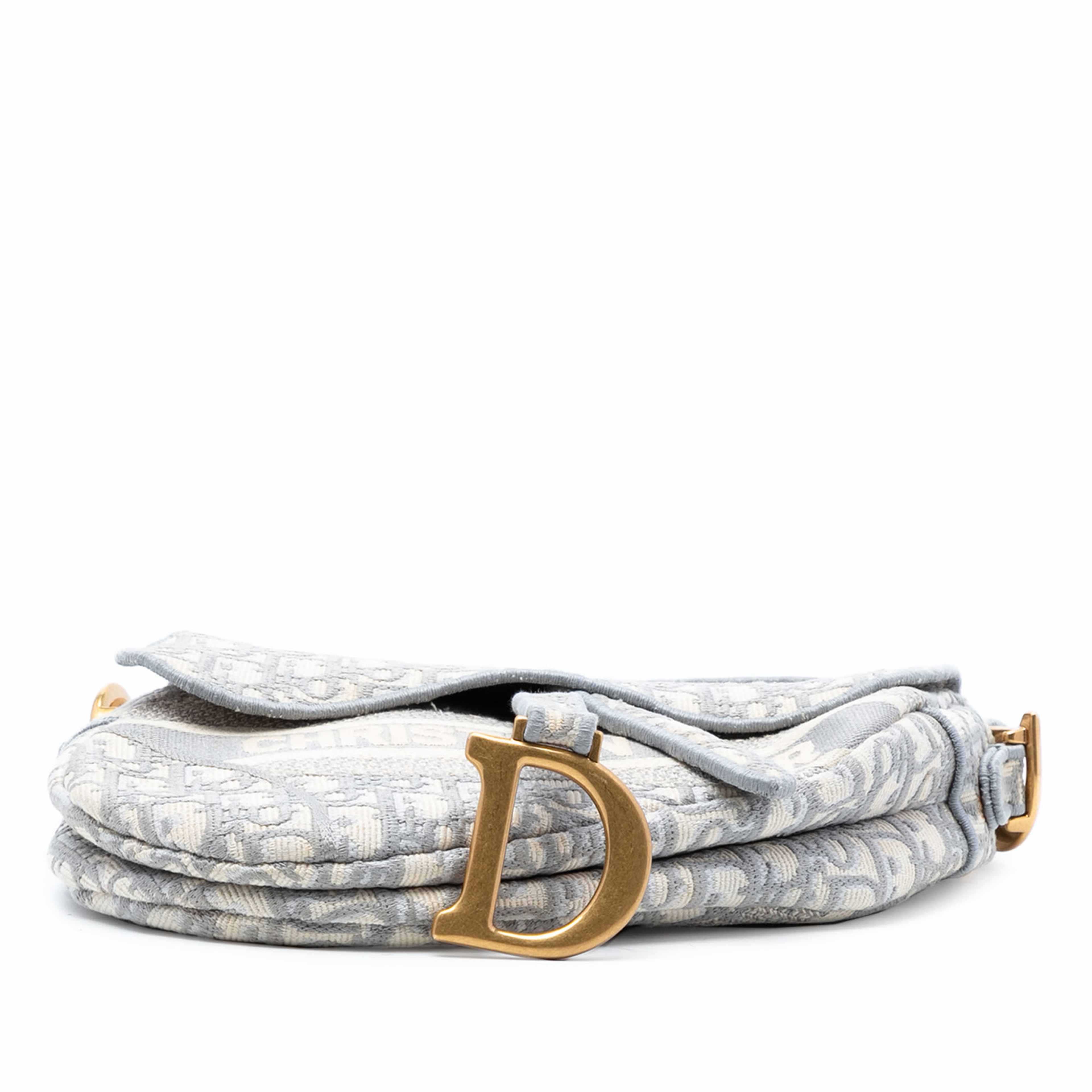 Dior Oblique Embroidered Canvas Saddle Bag, från Luxclusif, i färgen light gray. Klicka för att öppna bilden i stort format