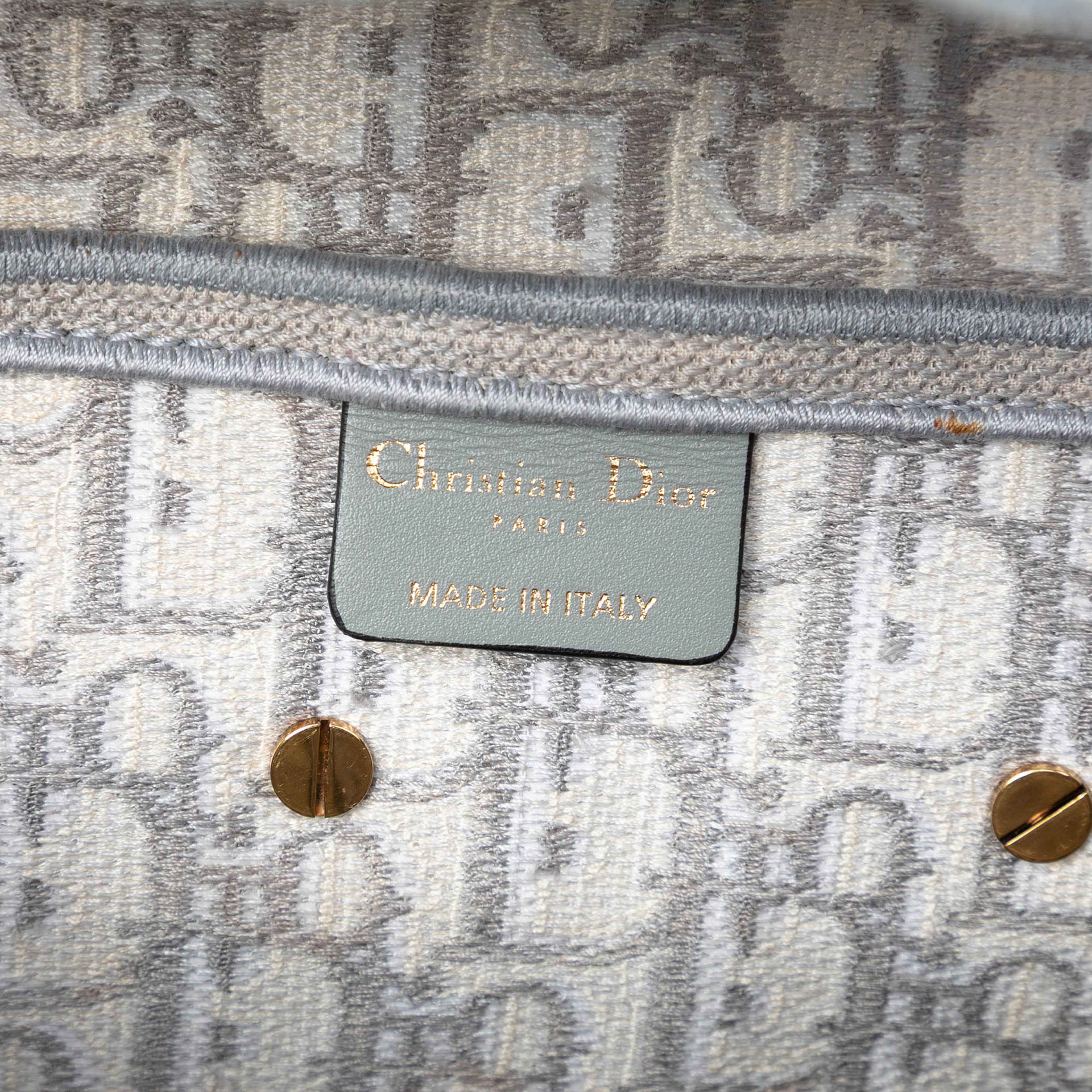 Dior Oblique Embroidered Canvas Saddle Bag, från Luxclusif, i färgen light gray. Klicka för att öppna bilden i stort format