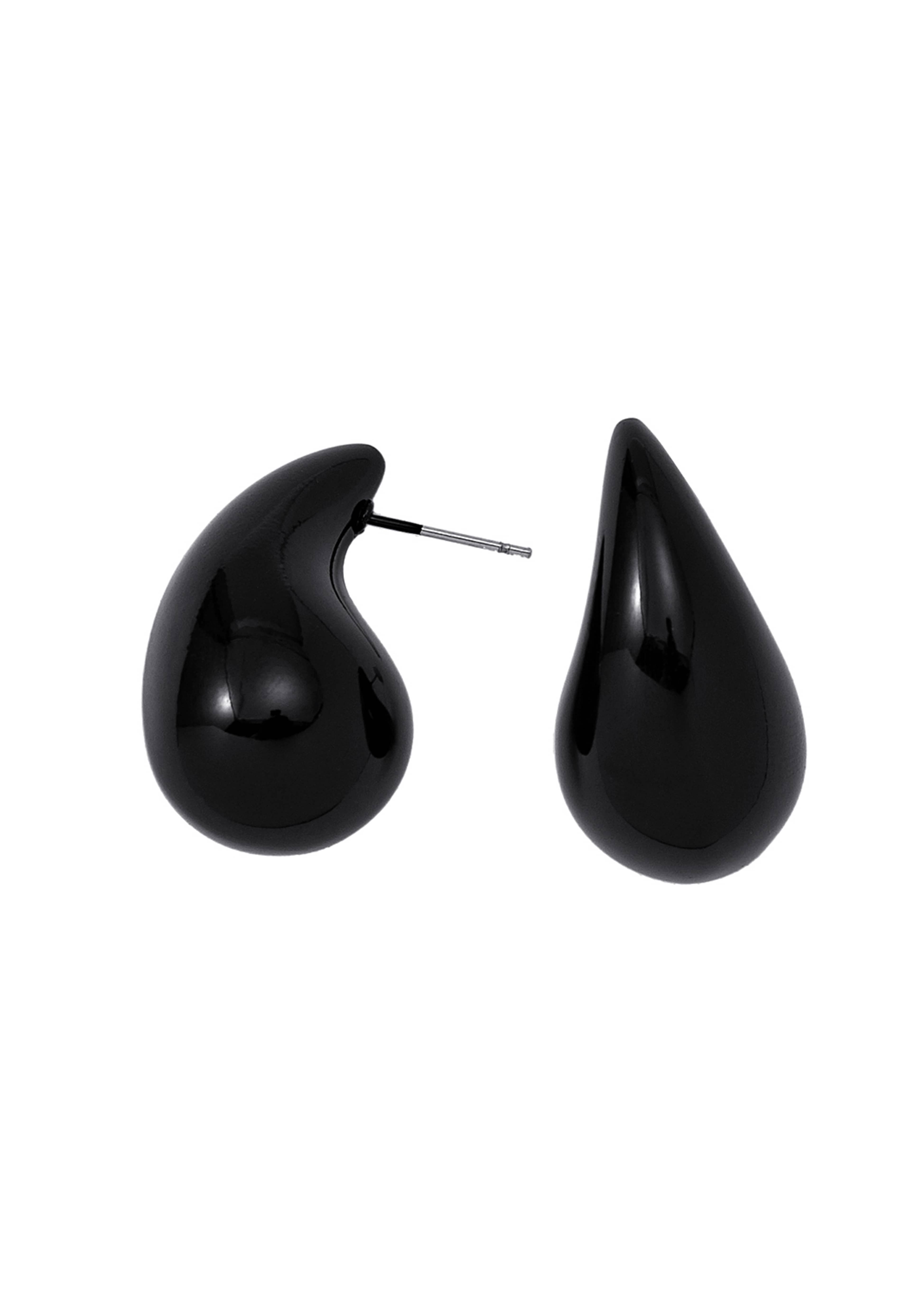 Örhängen LIVIA, från Appear, i färgen Black. Klicka för att öppna bilden i stort format