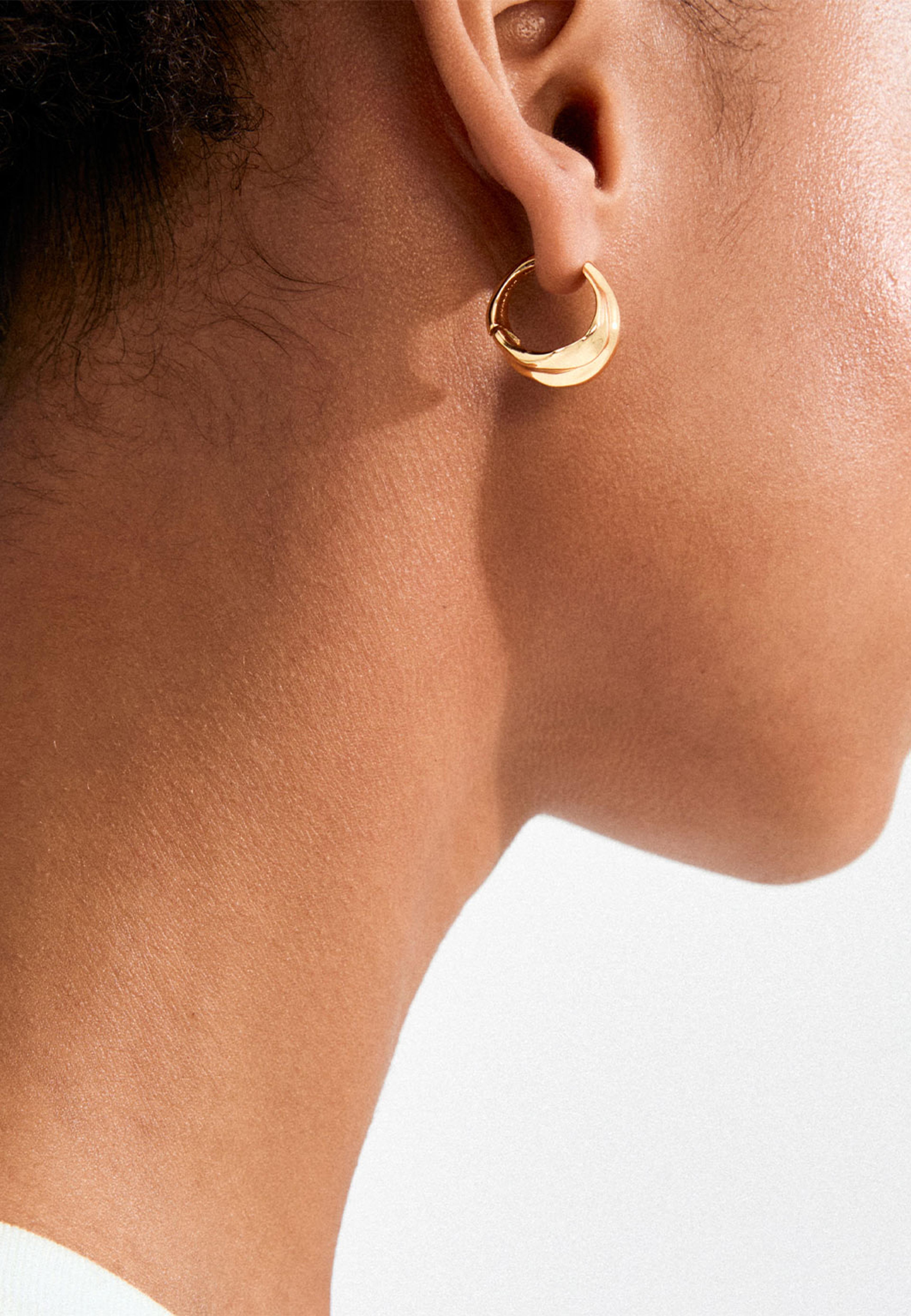 JOHNNIE earrings gold-plated, från Pilgrim, i färgen Gold Plated. Klicka för att öppna bilden i stort format