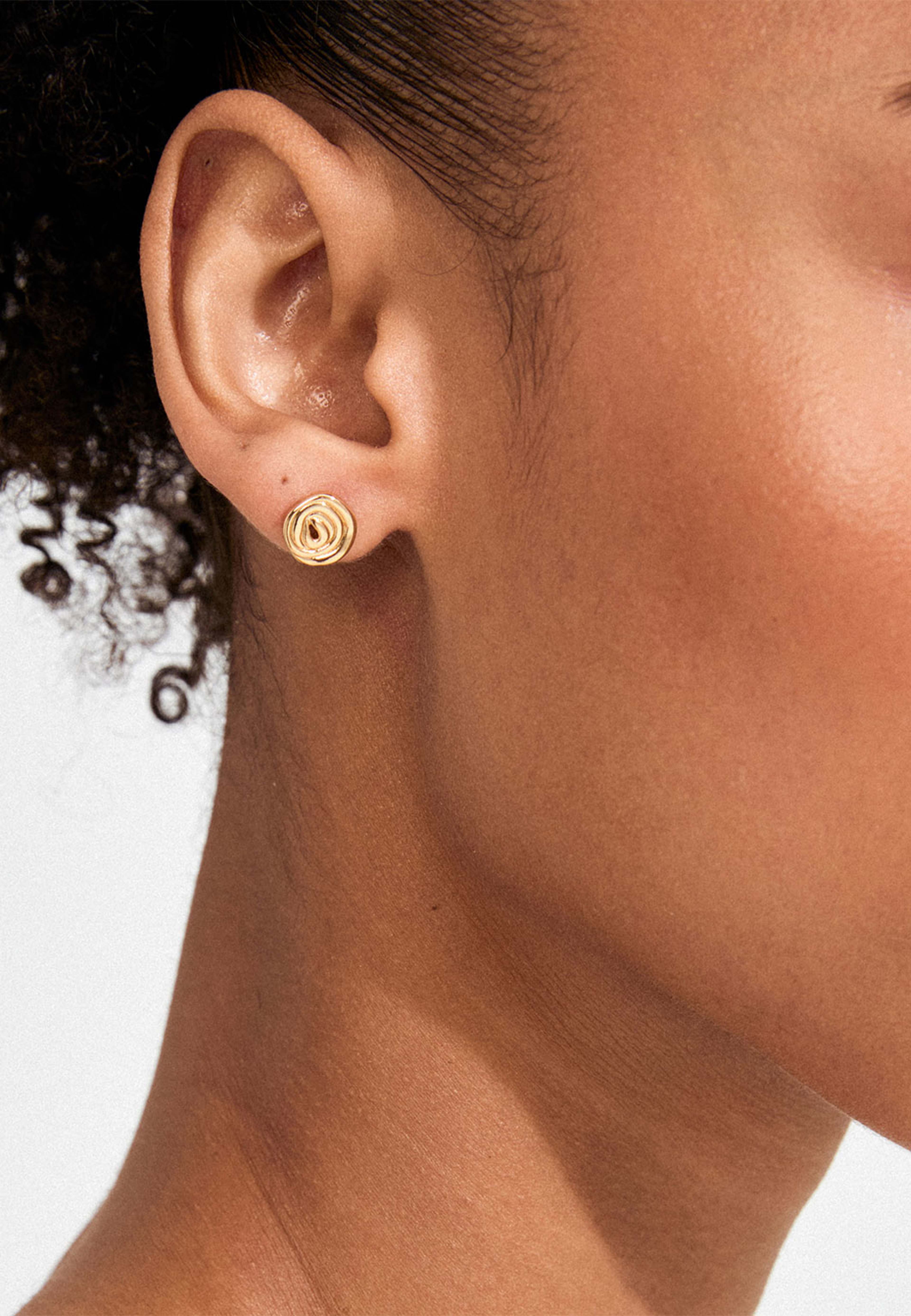 AIR earrings gold-plated, från Pilgrim, i färgen Gold Plated. Klicka för att öppna bilden i stort format