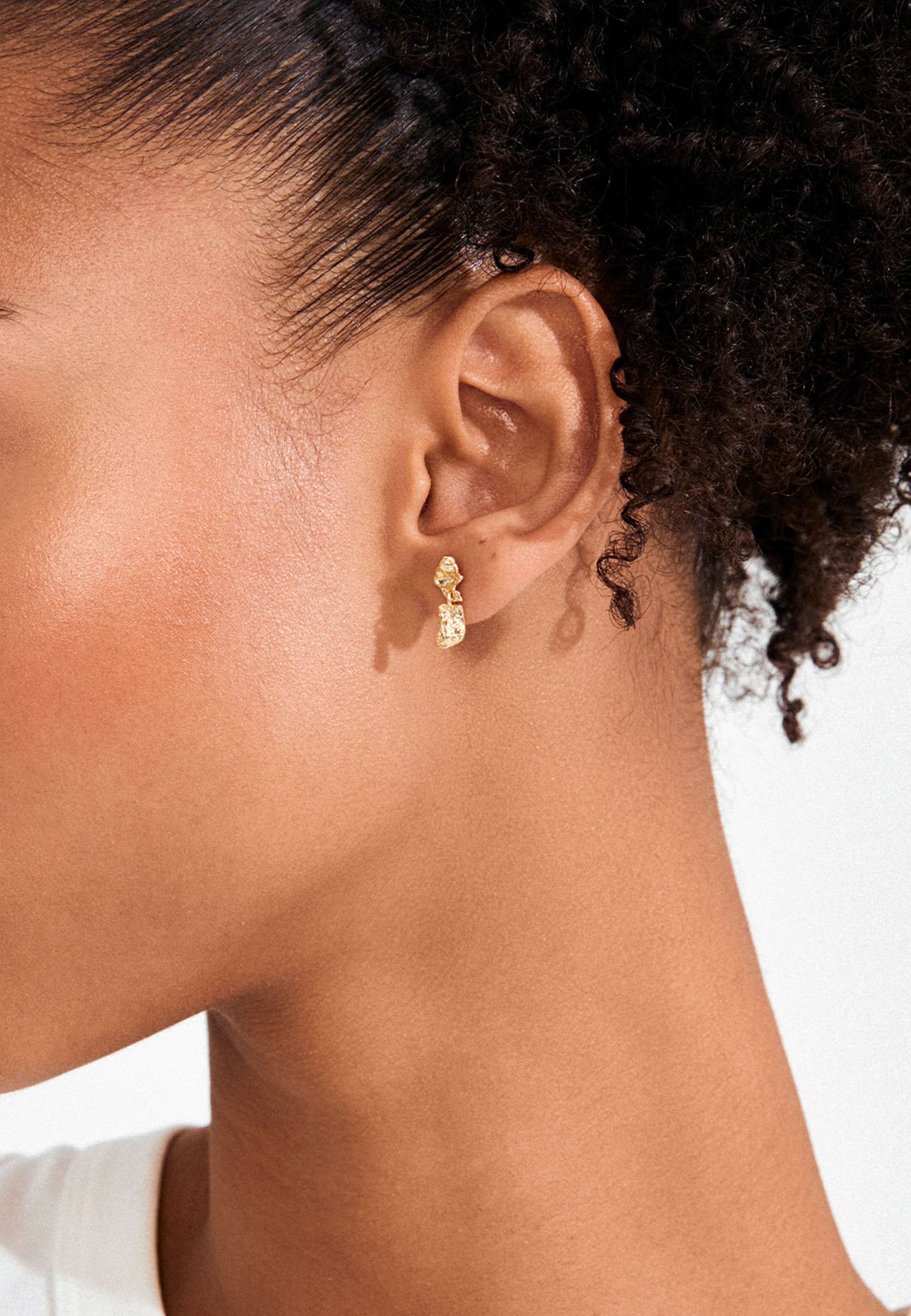 AMI earrings gold-plated, från Pilgrim, i färgen Gold Plated. Klicka för att öppna bilden i stort format