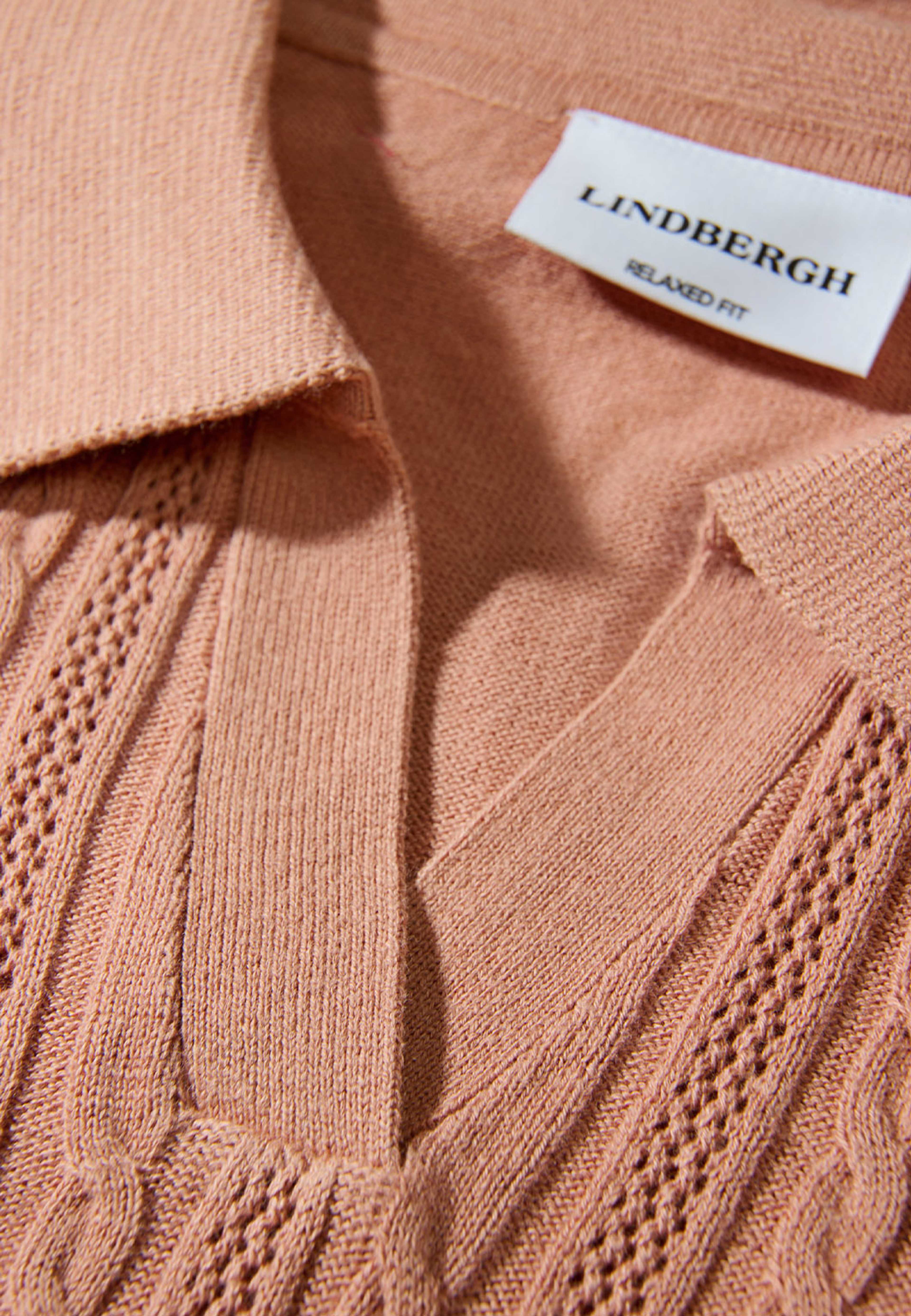 Knitted S/S cable v-neck polo Knit, från Lindbergh, i färgen Rose. Klicka för att öppna bilden i stort format