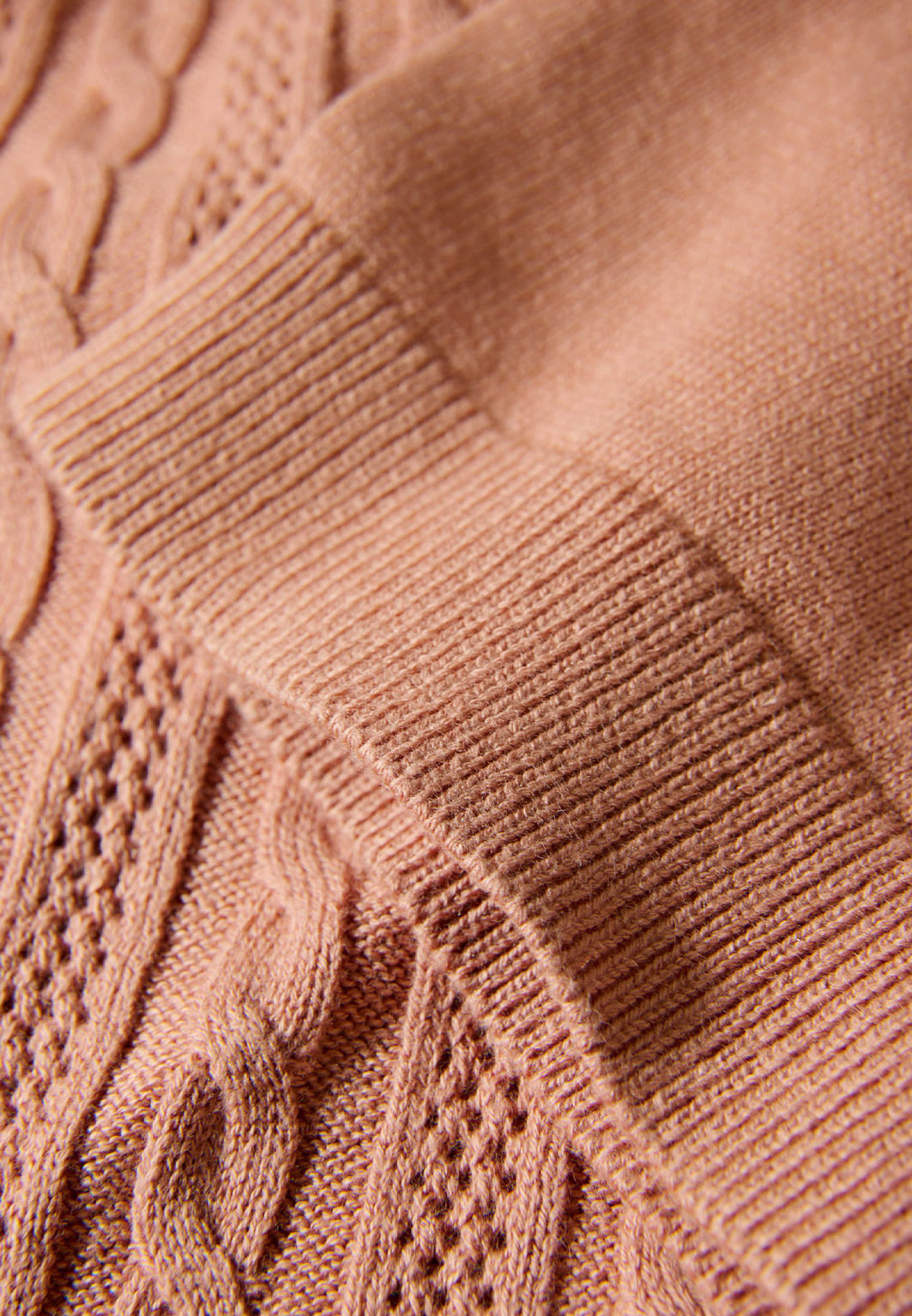 Knitted S/S cable v-neck polo Knit, från Lindbergh, i färgen Rose. Klicka för att öppna bilden i stort format