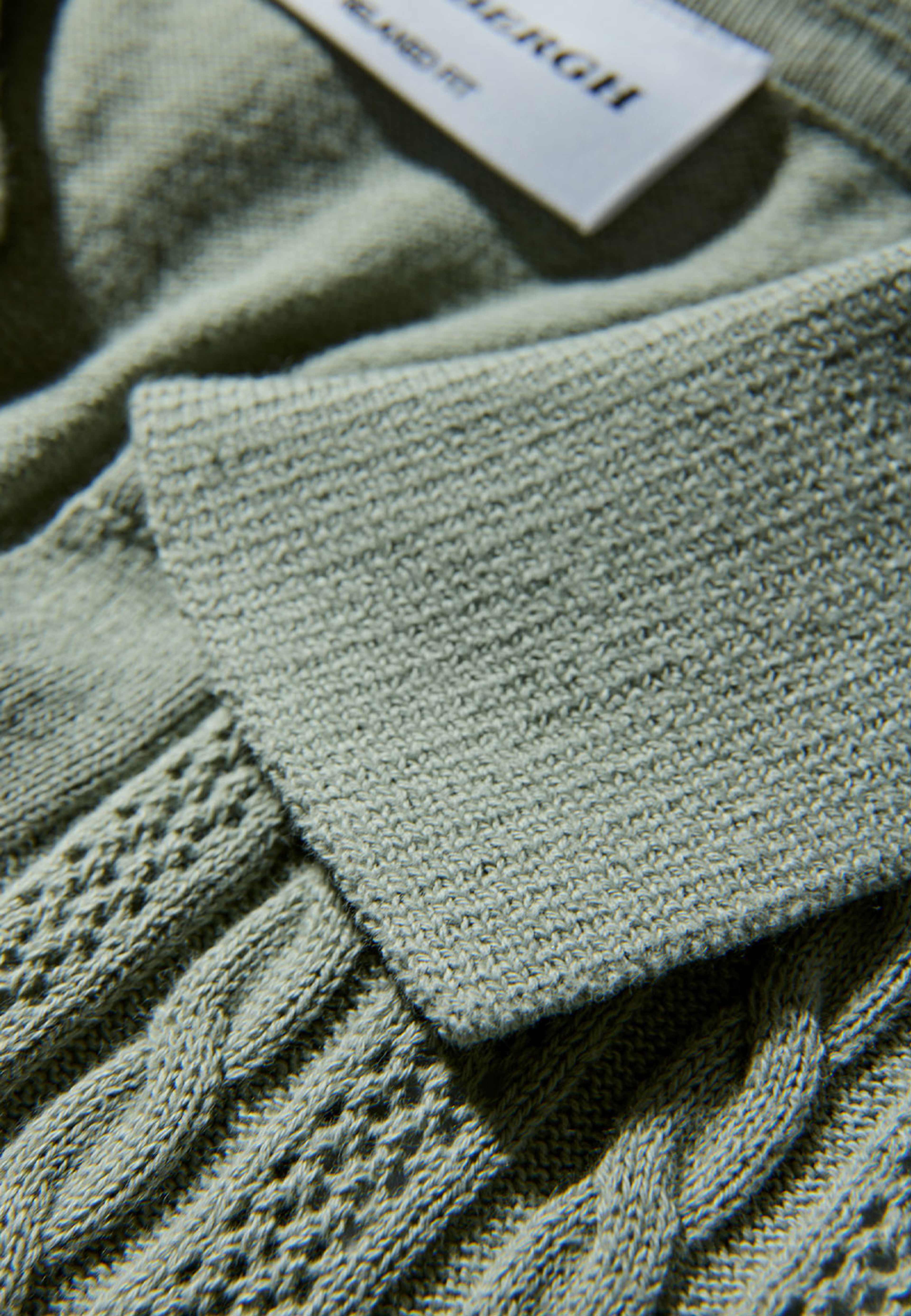Knitted S/S cable v-neck polo Knit, från Lindbergh, i färgen Dusty Green. Klicka för att öppna bilden i stort format