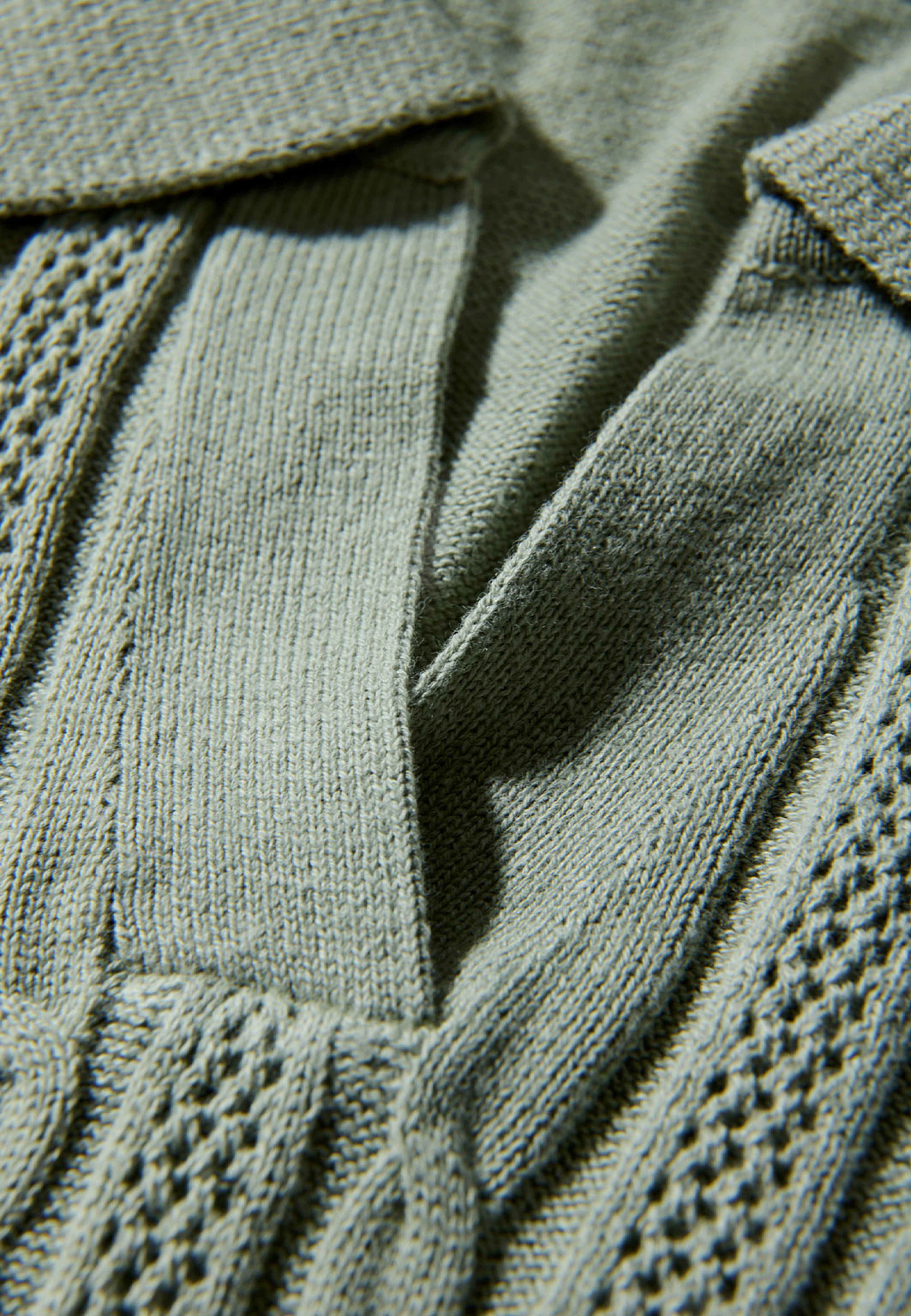 Knitted S/S cable v-neck polo Knit, från Lindbergh, i färgen Dusty Green. Klicka för att öppna bilden i stort format