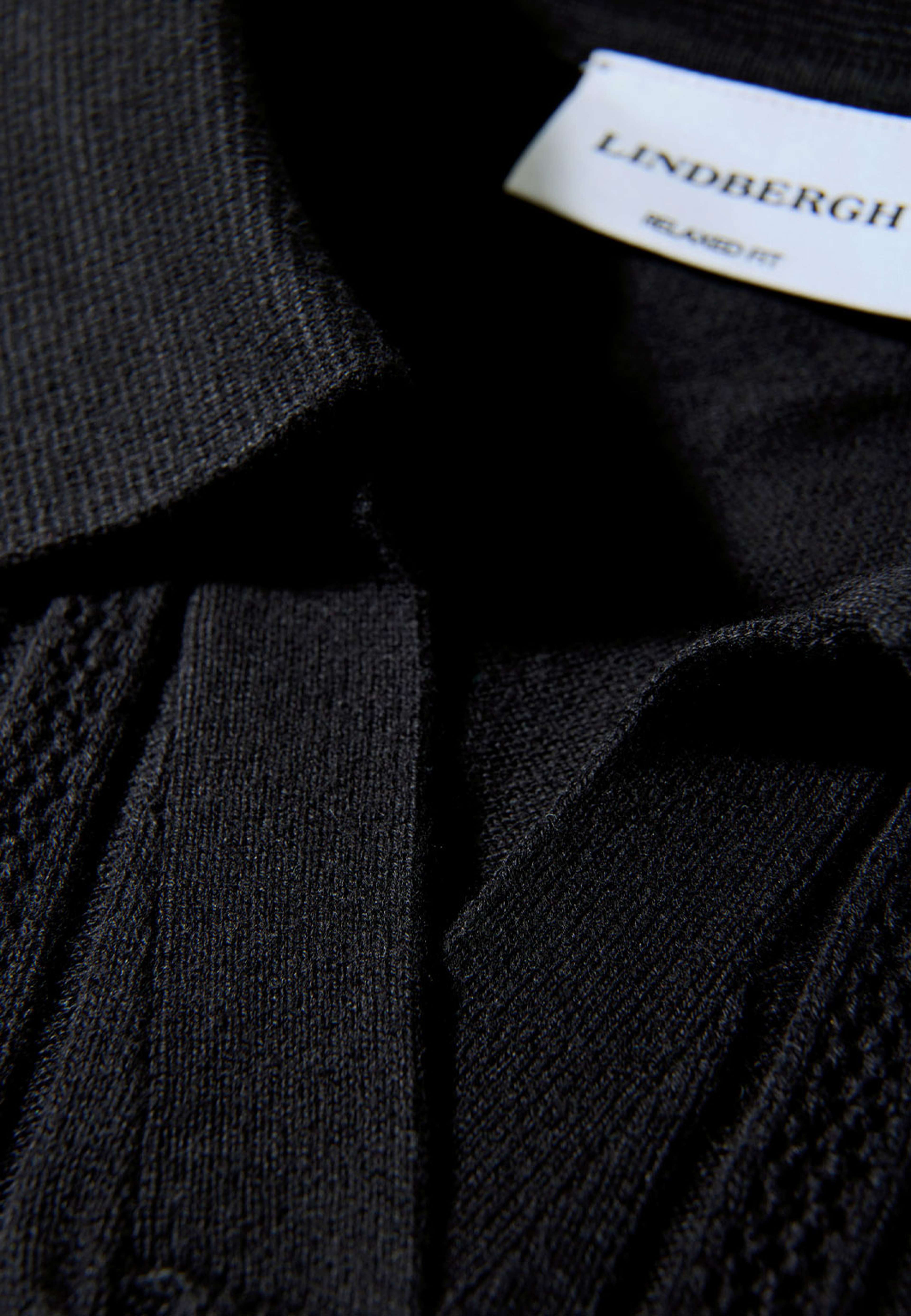 Knitted S/S cable v-neck polo Knit, från Lindbergh, i färgen Black. Klicka för att öppna bilden i stort format