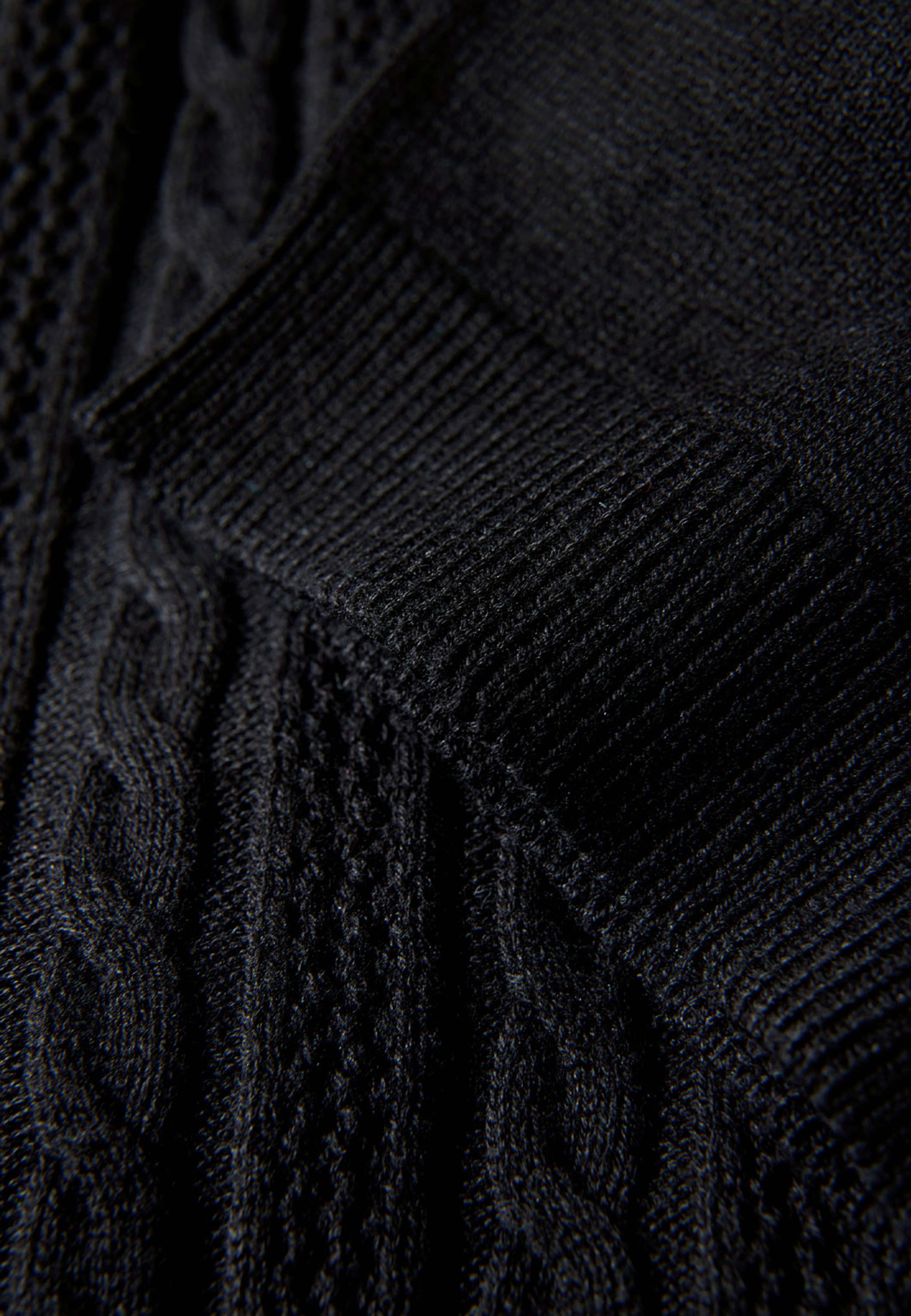 Knitted S/S cable v-neck polo Knit, från Lindbergh, i färgen Black. Klicka för att öppna bilden i stort format