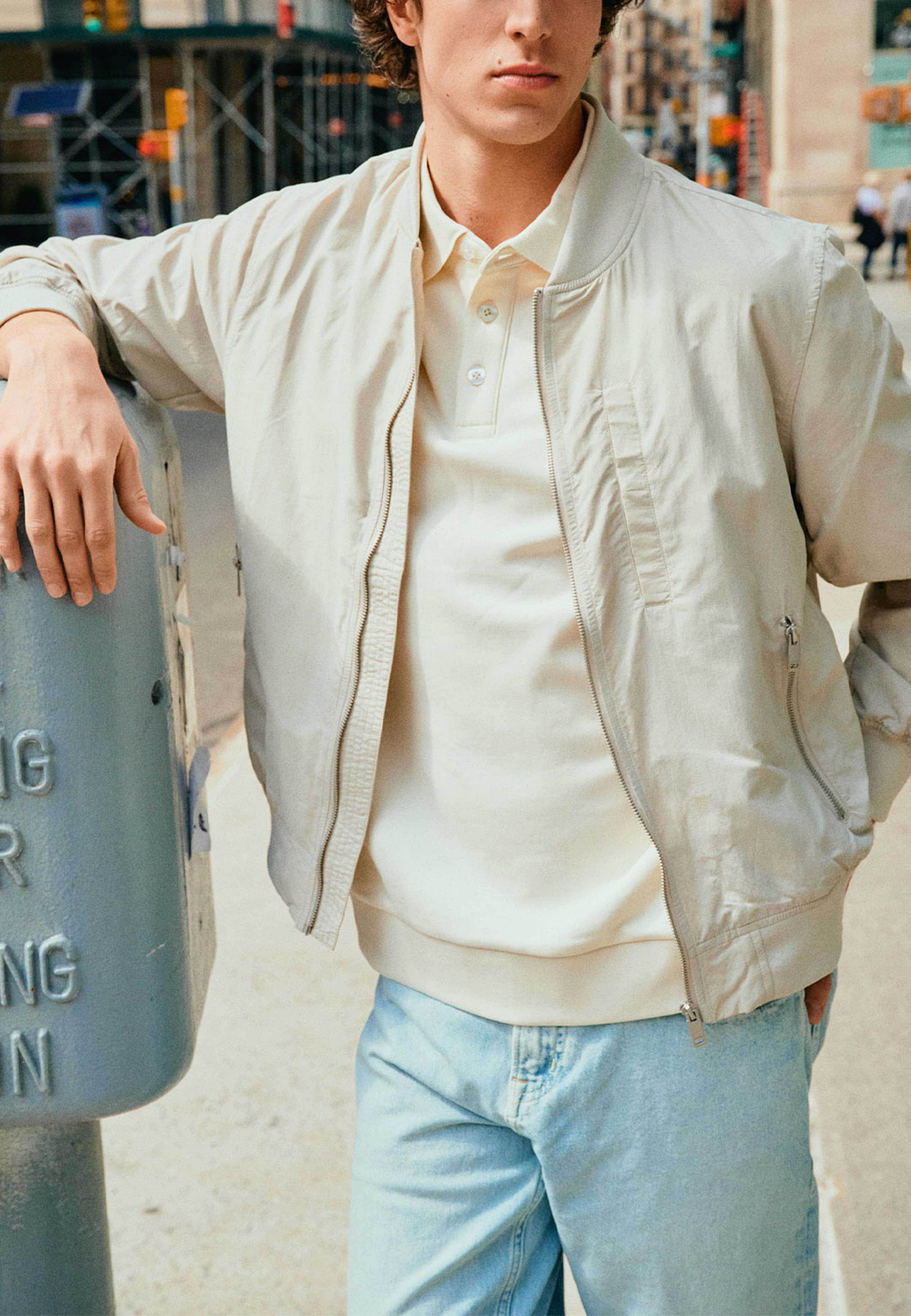 Bomber Jacket, från Lindbergh, i färgen Lt Stone Grey. Klicka för att öppna bilden i stort format