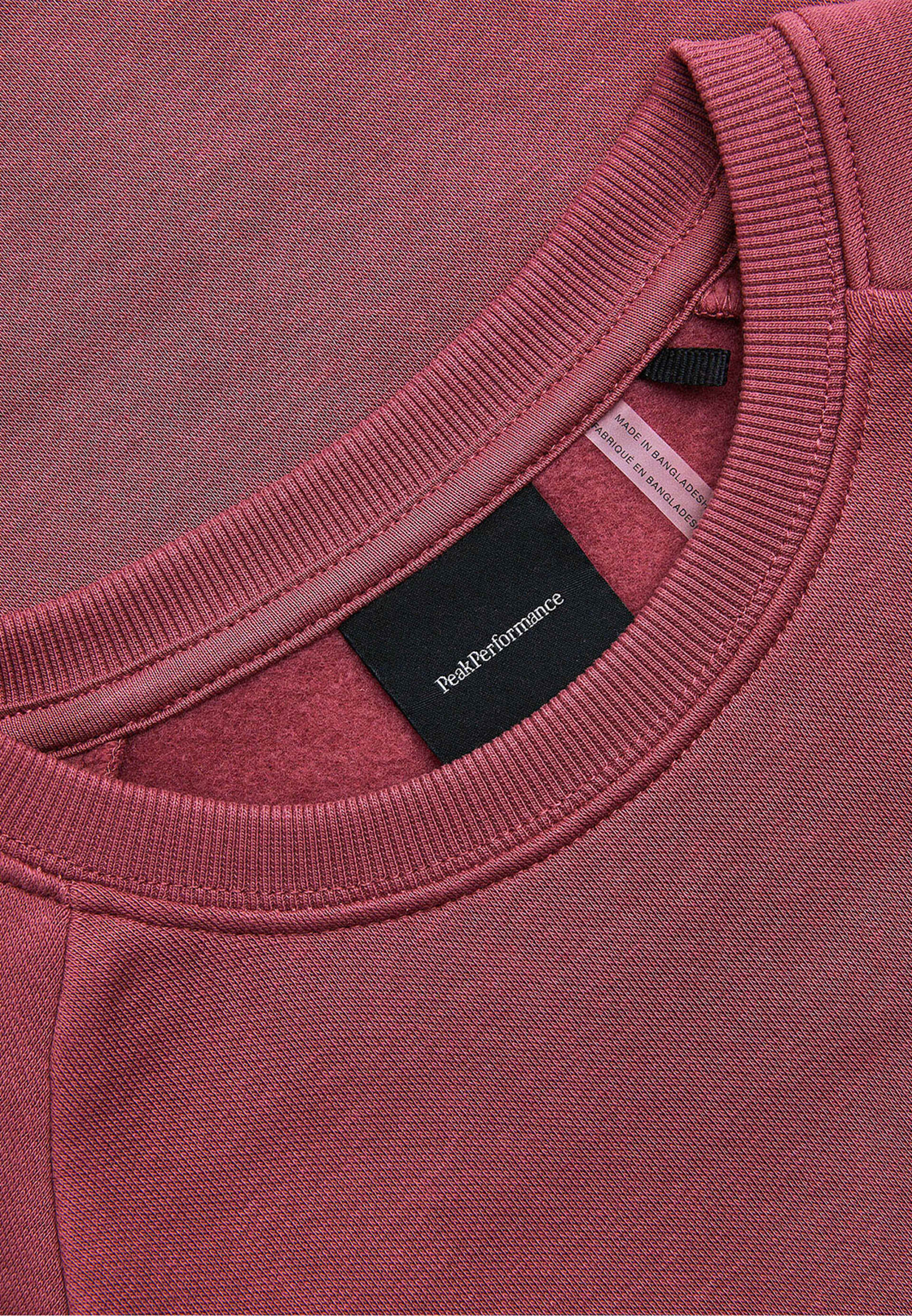 Jr Original Small Logo Crew, från Peak Performance, i färgen Wild Rouge. Klicka för att öppna bilden i stort format