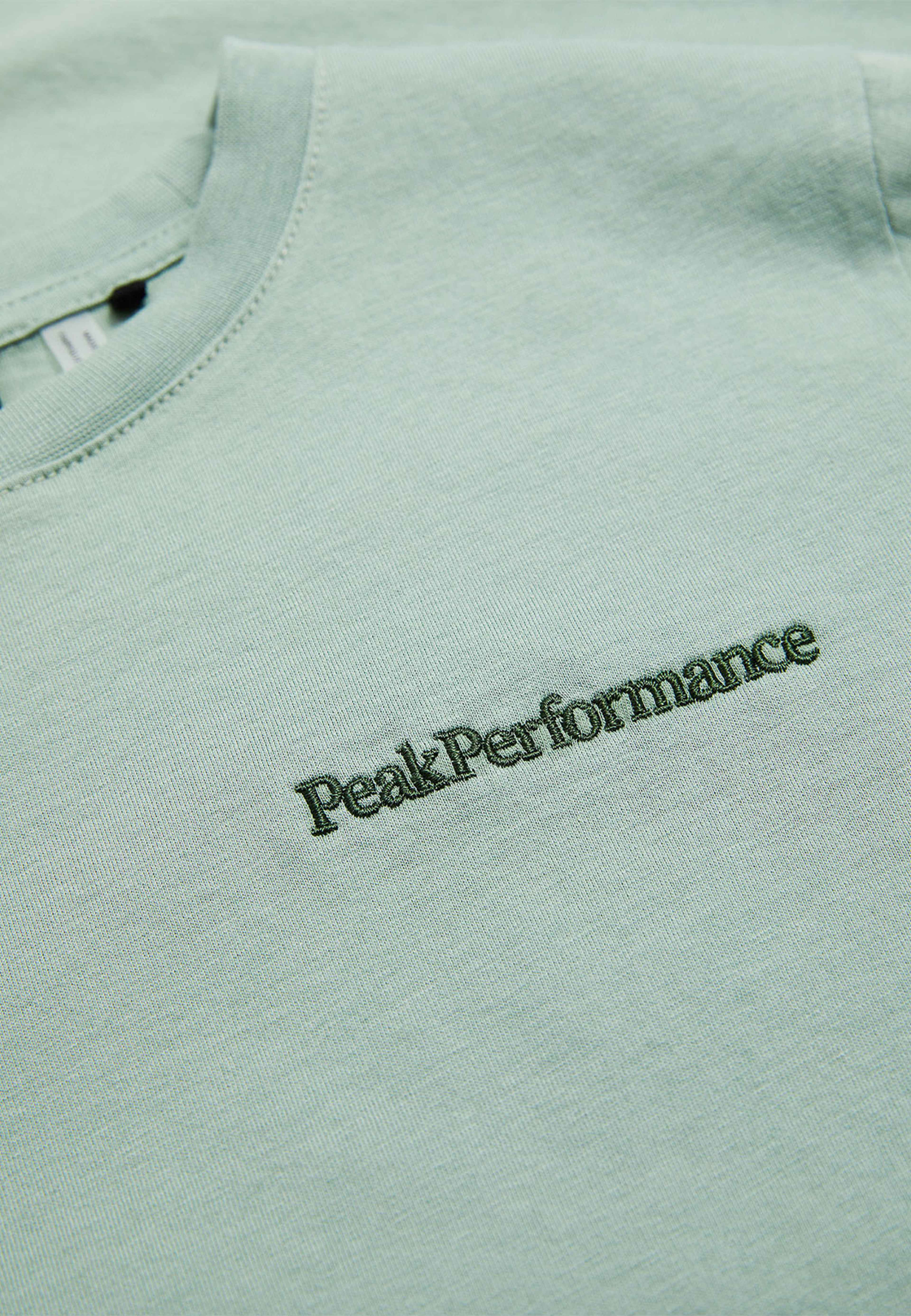 Jr Original Small Logo Tee, från Peak Performance, i färgen Green Valley. Klicka för att öppna bilden i stort format