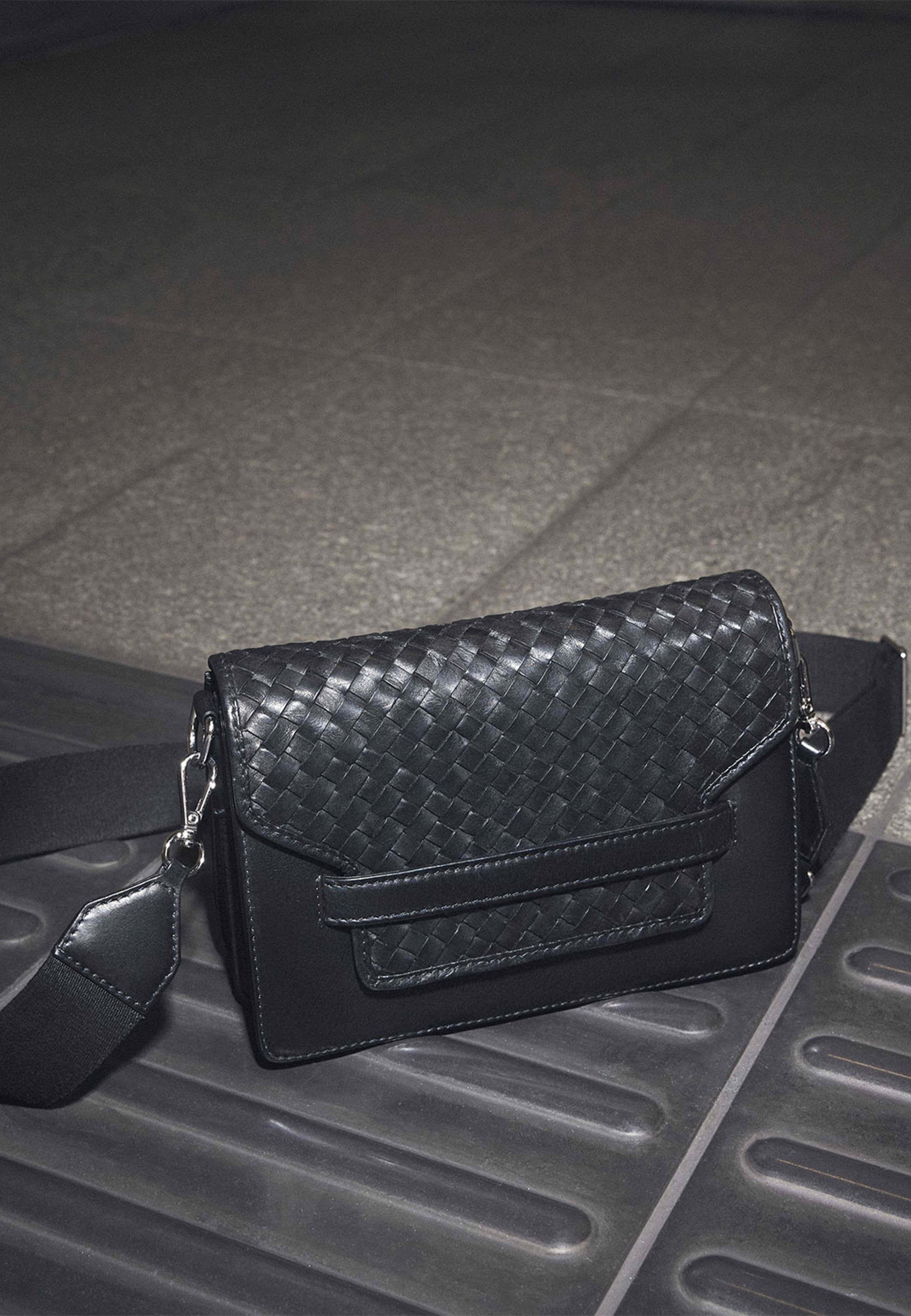 Arabella Crossbody Bag Weave, från Markberg, i färgen Black. Klicka för att öppna bilden i stort format