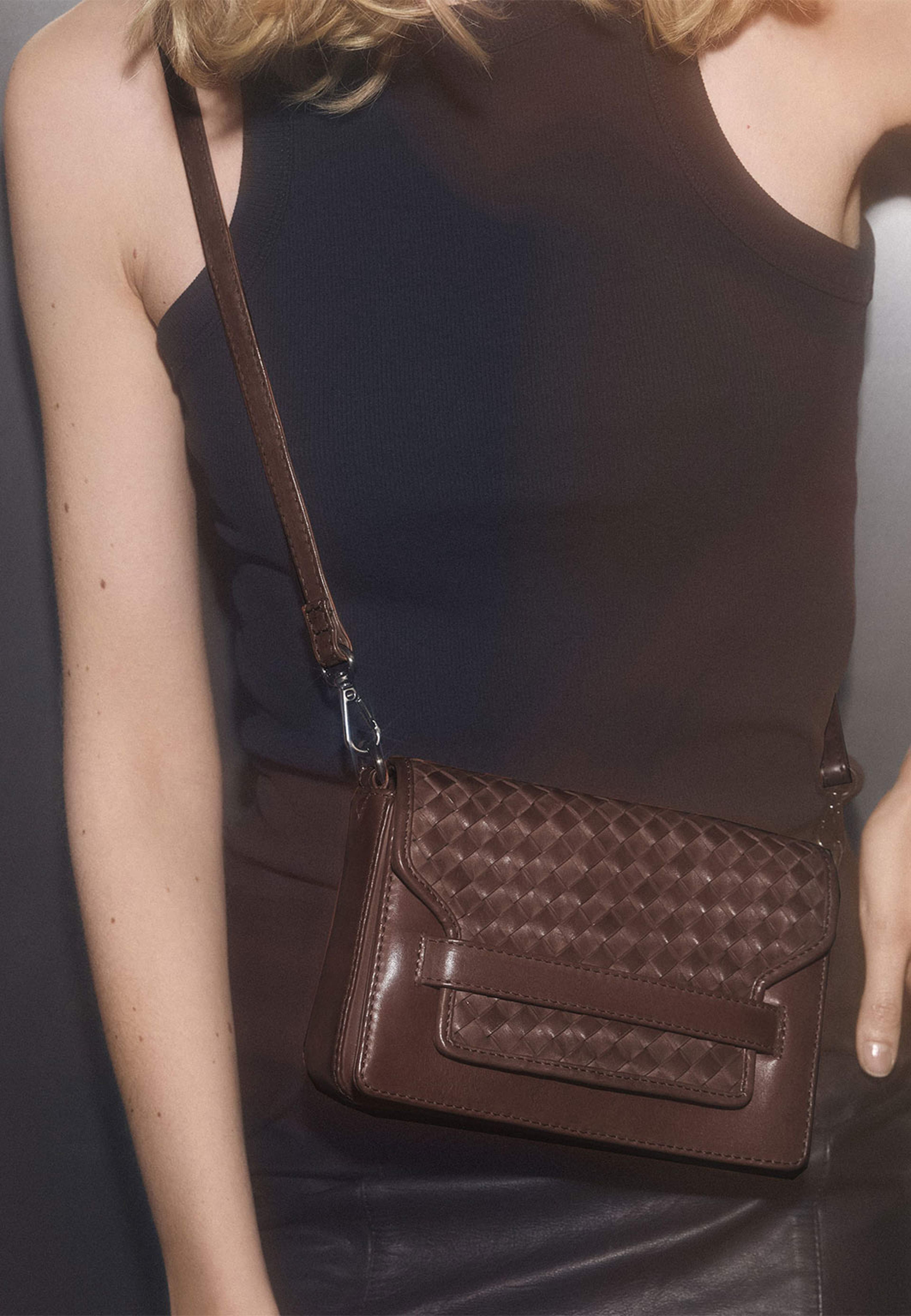 Vanya Crossbodu Bag Weave, från Markberg, i färgen Dark Brown. Klicka för att öppna bilden i stort format