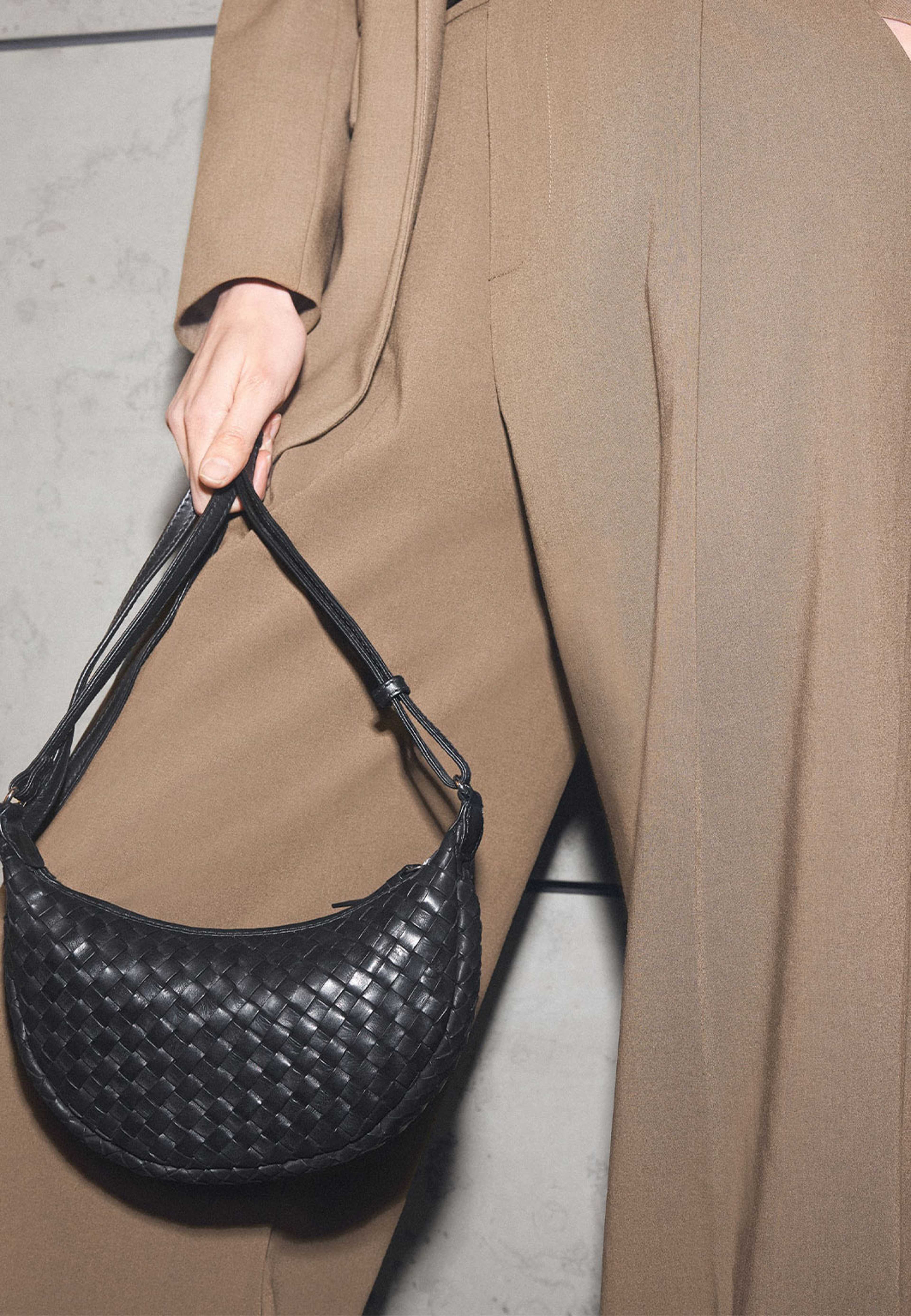 Gaby Crossbody Bag Weave, från Markberg, i färgen Black. Klicka för att öppna bilden i stort format