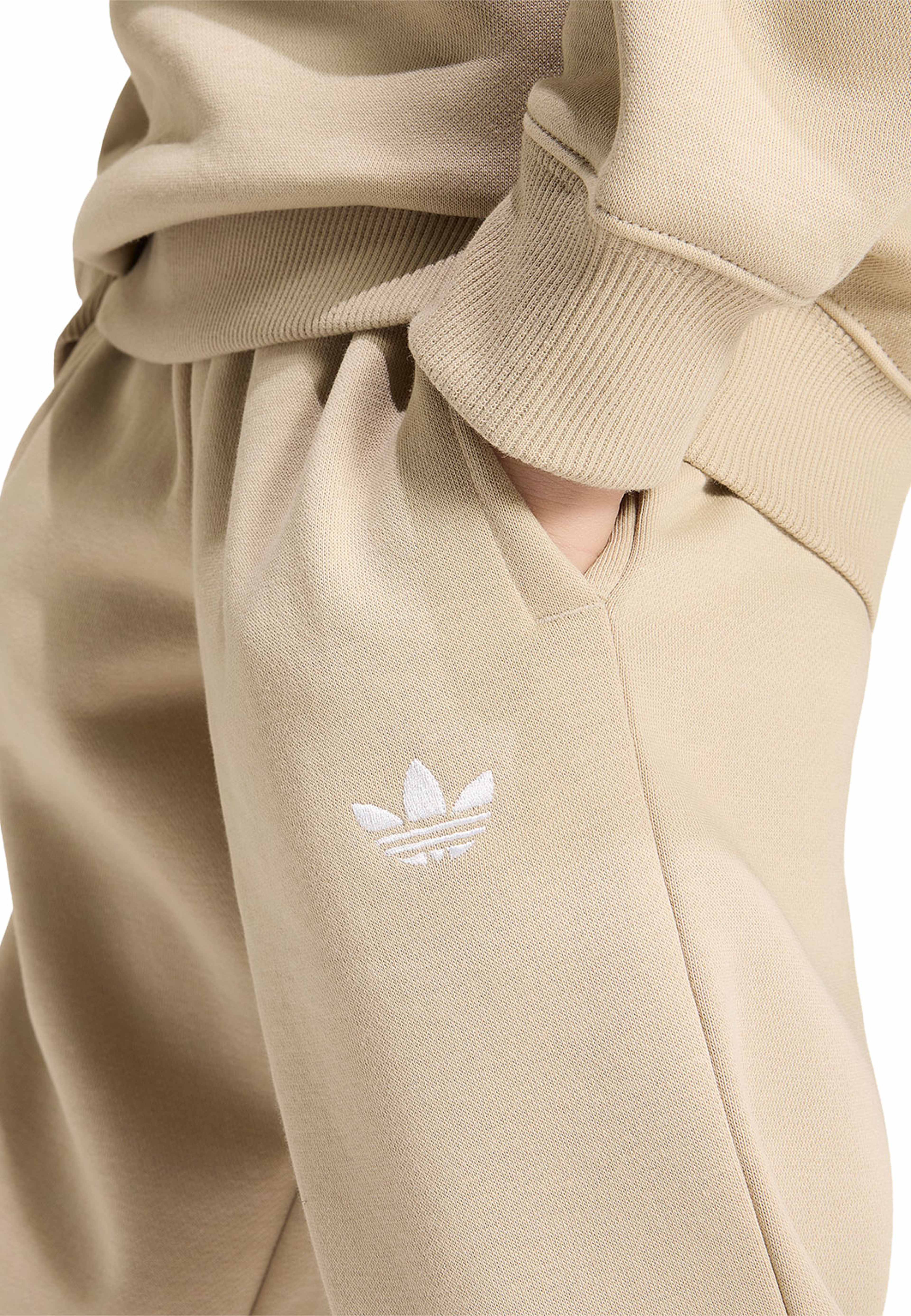 Crew Jogger Set, från Adidas, i färgen Khathr. Klicka för att öppna bilden i stort format