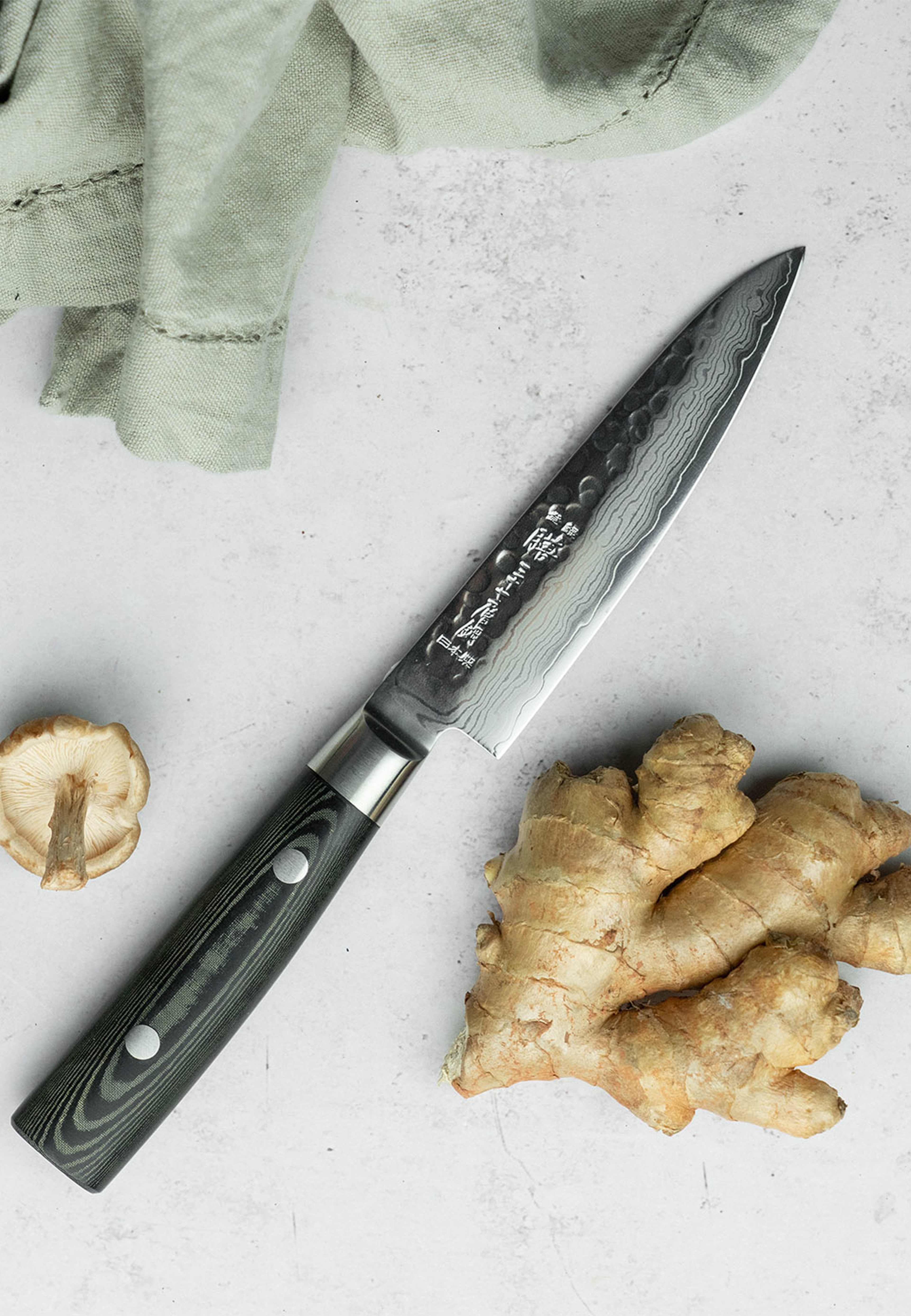 Allkniv 12 cm, från Yaxell, i färgen Svart. Klicka för att öppna bilden i stort format