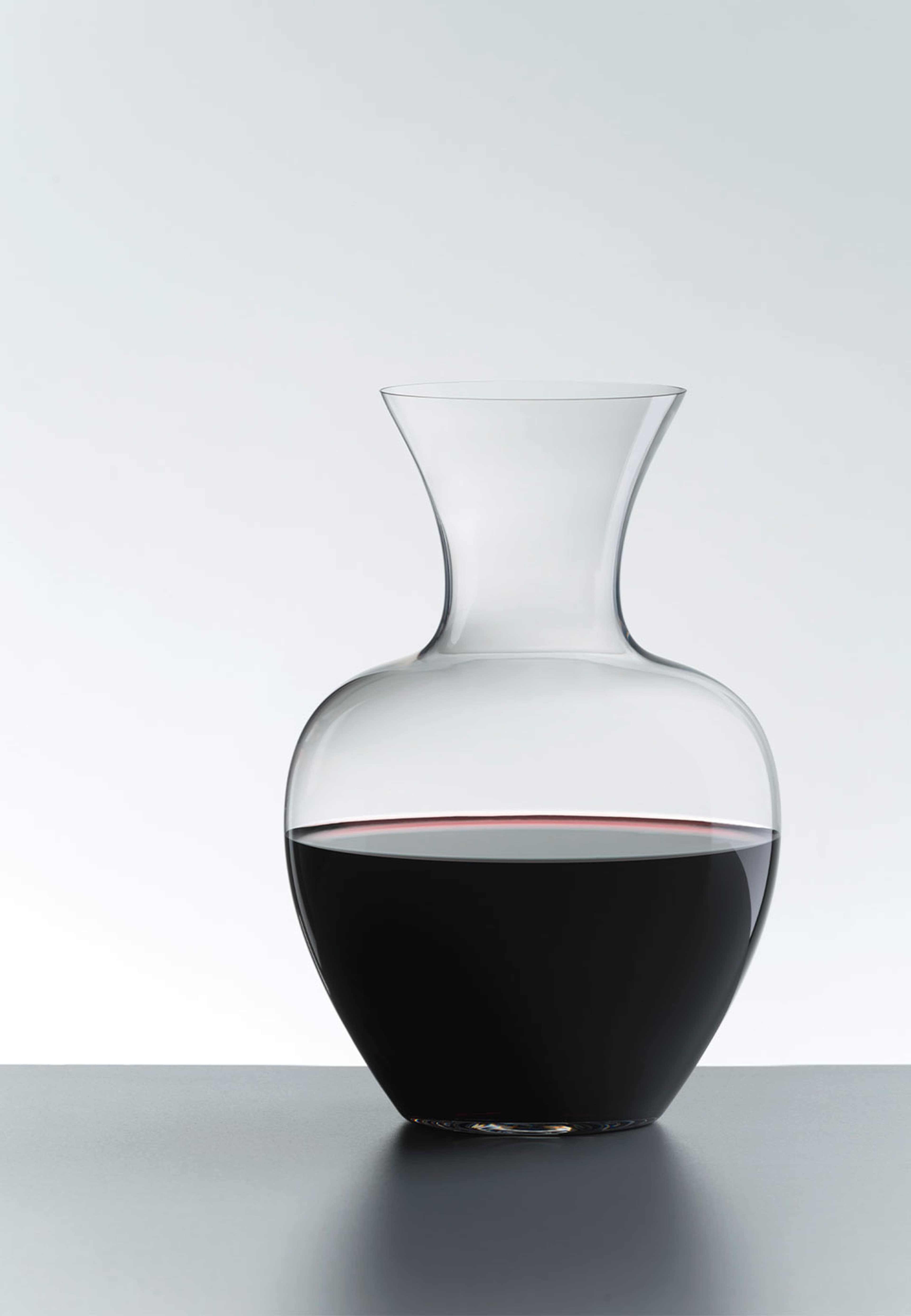 Karaff Apple, från Riedel, i färgen Transparent. Klicka för att öppna bilden i stort format