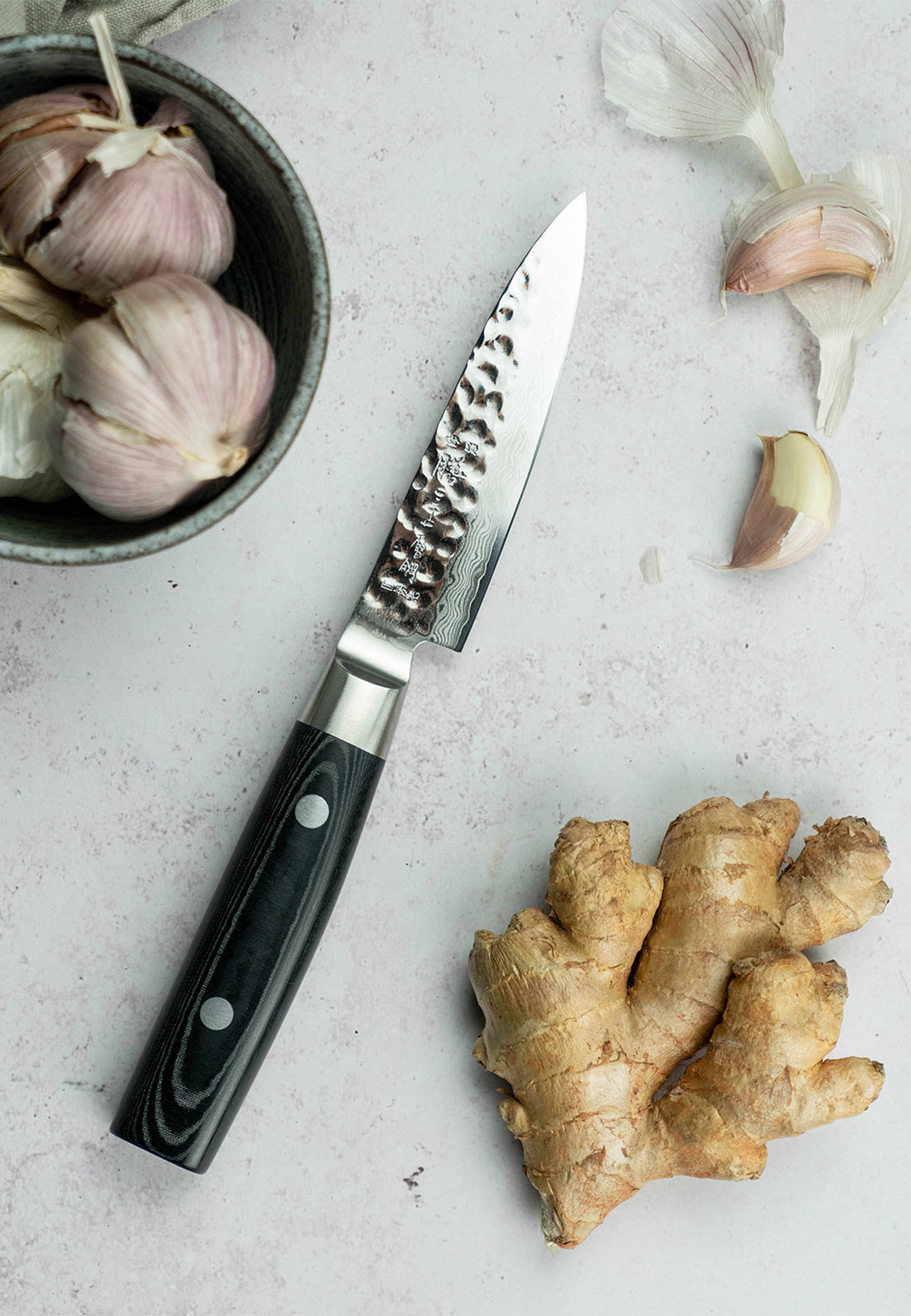 Skalkniv 10 cm, från Yaxell, i färgen Svart. Klicka för att öppna bilden i stort format