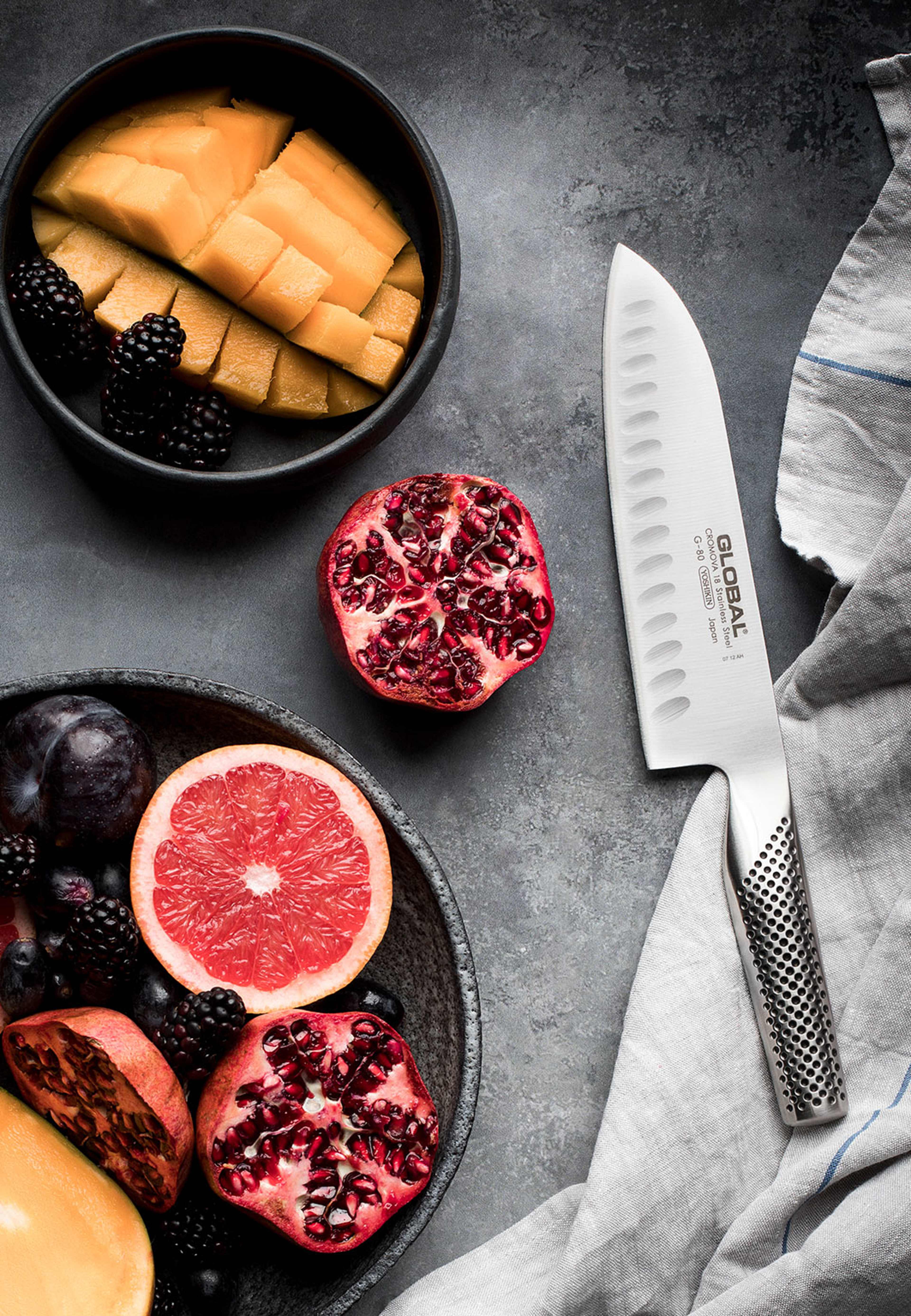 Santokukniv olivslipad 18 cm, från Global, i färgen Rostfri. Klicka för att öppna bilden i stort format