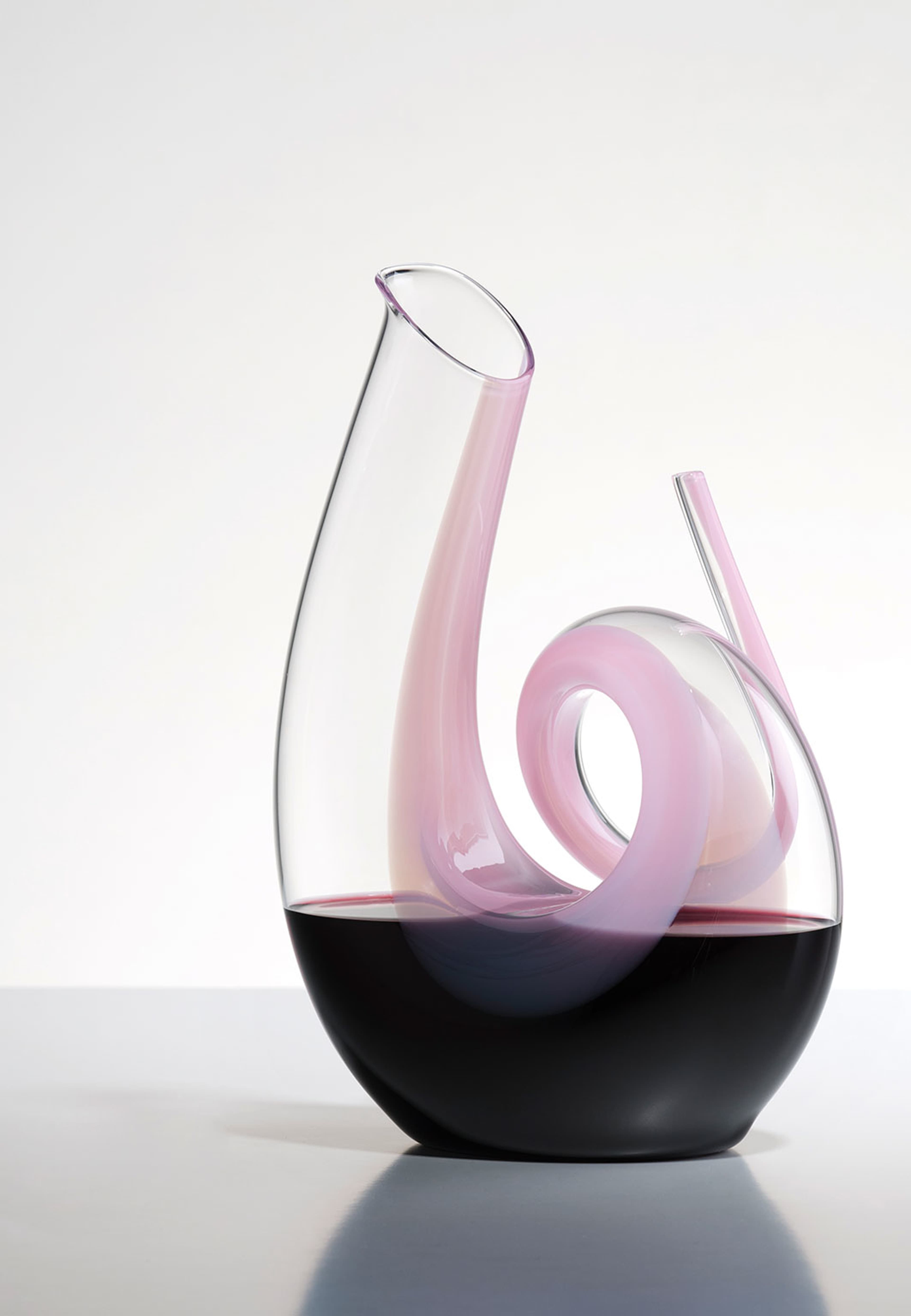 Karaff Curly Pink, från Riedel, i färgen Transparent. Klicka för att öppna bilden i stort format