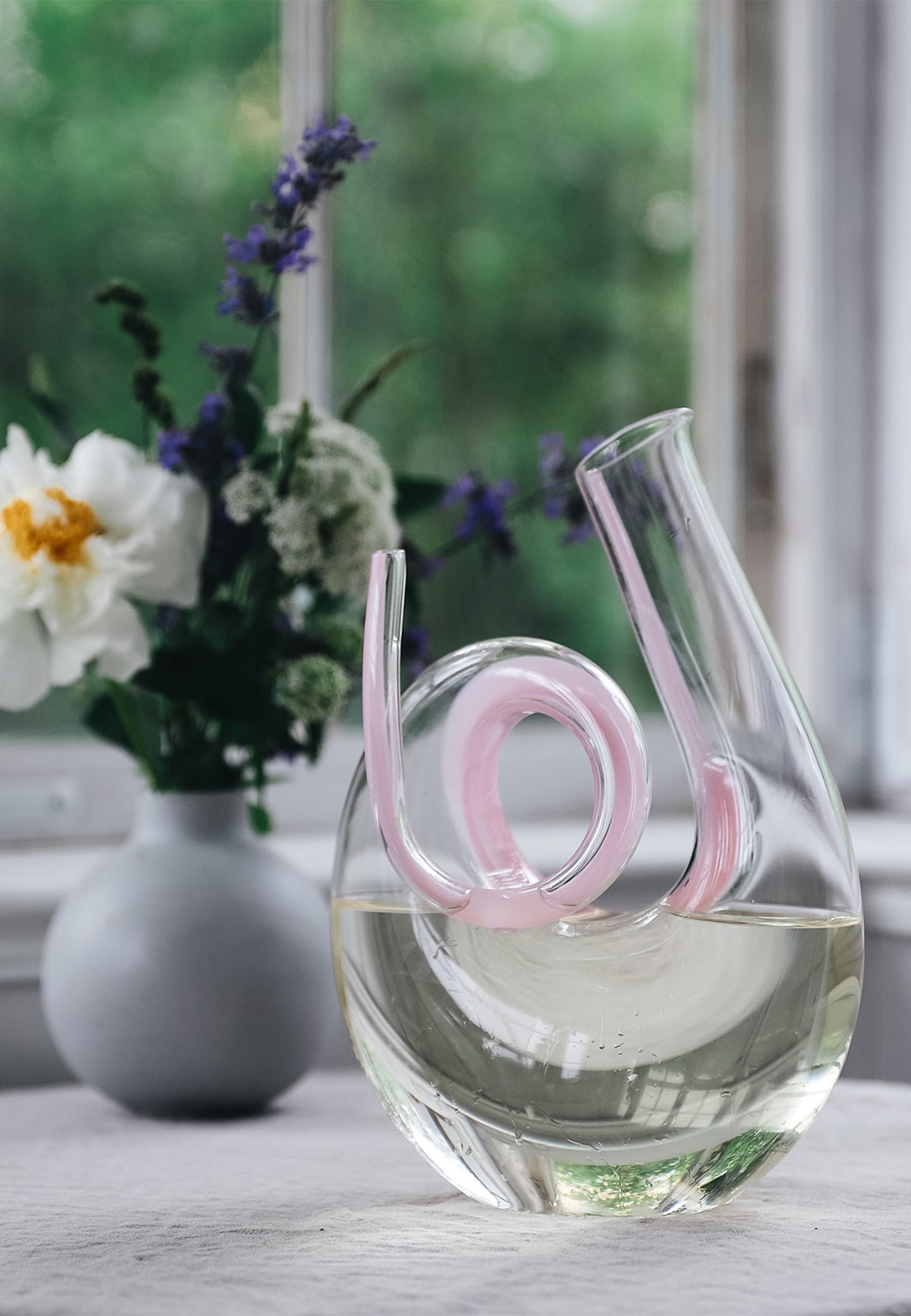 Karaff Curly Pink, från Riedel, i färgen Transparent. Klicka för att öppna bilden i stort format