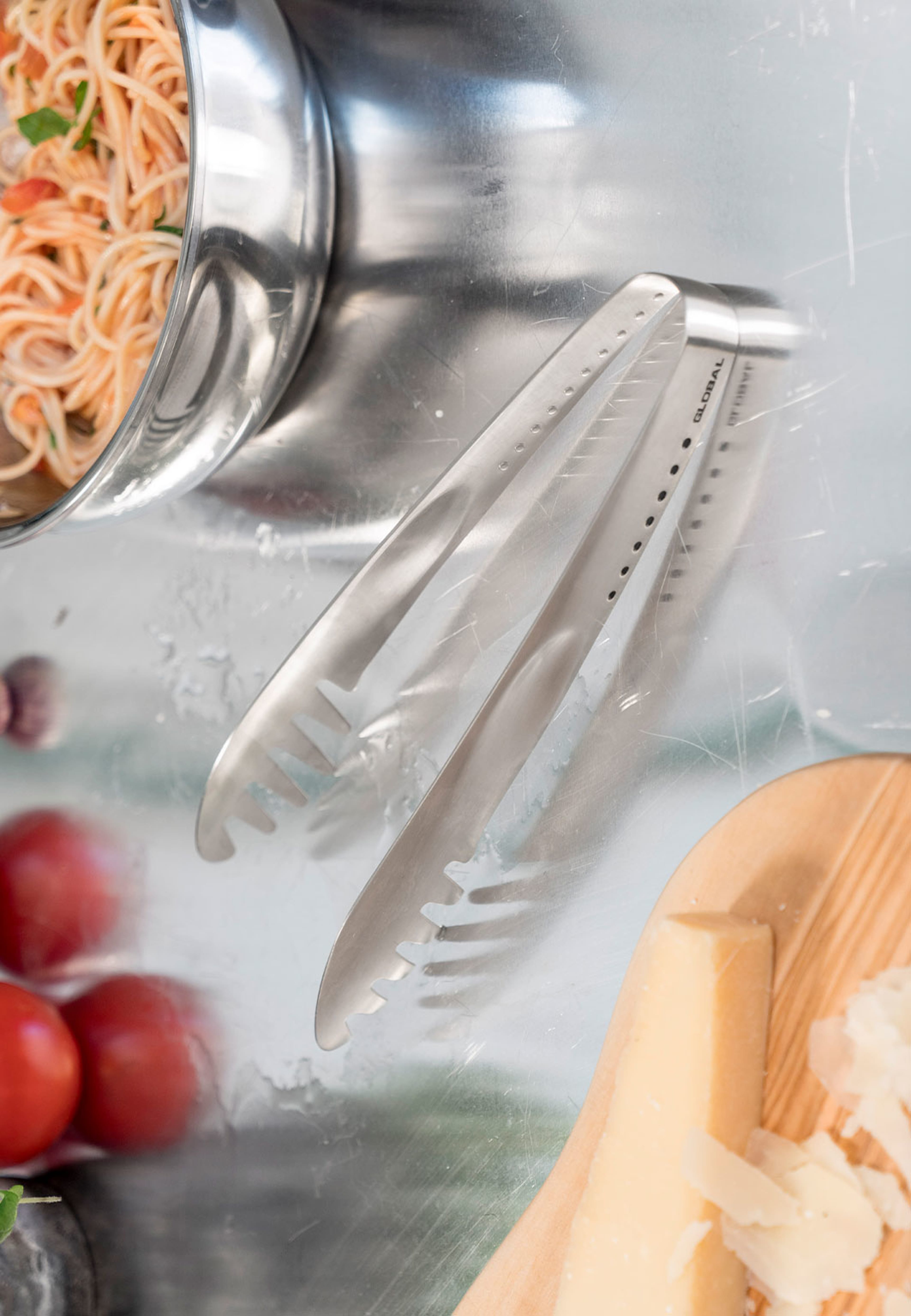 Pastatång 23 cm, från Global, i färgen Rostfri. Klicka för att öppna bilden i stort format