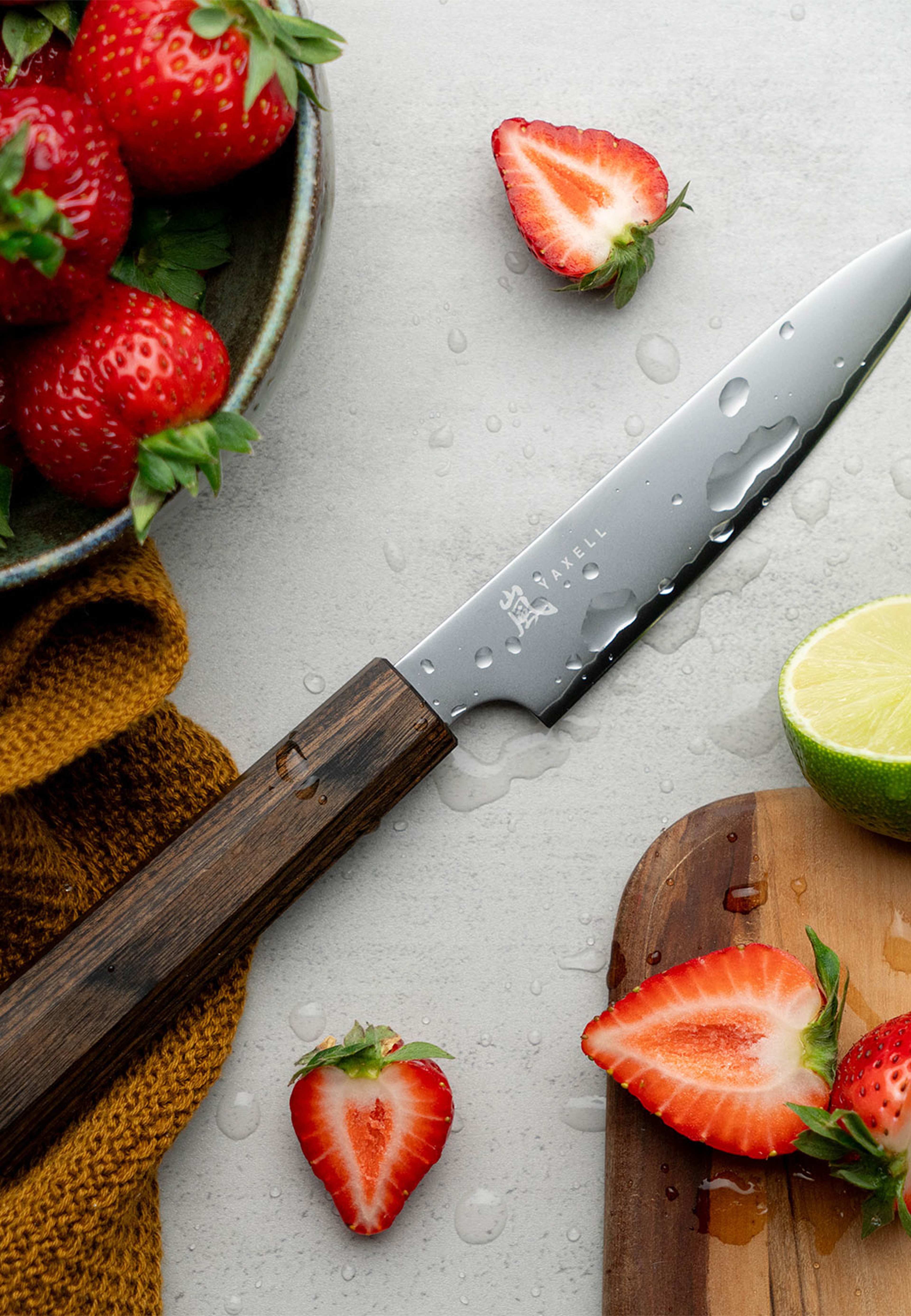 Allkniv 12 cm, från Yaxell, i färgen Svart. Klicka för att öppna bilden i stort format