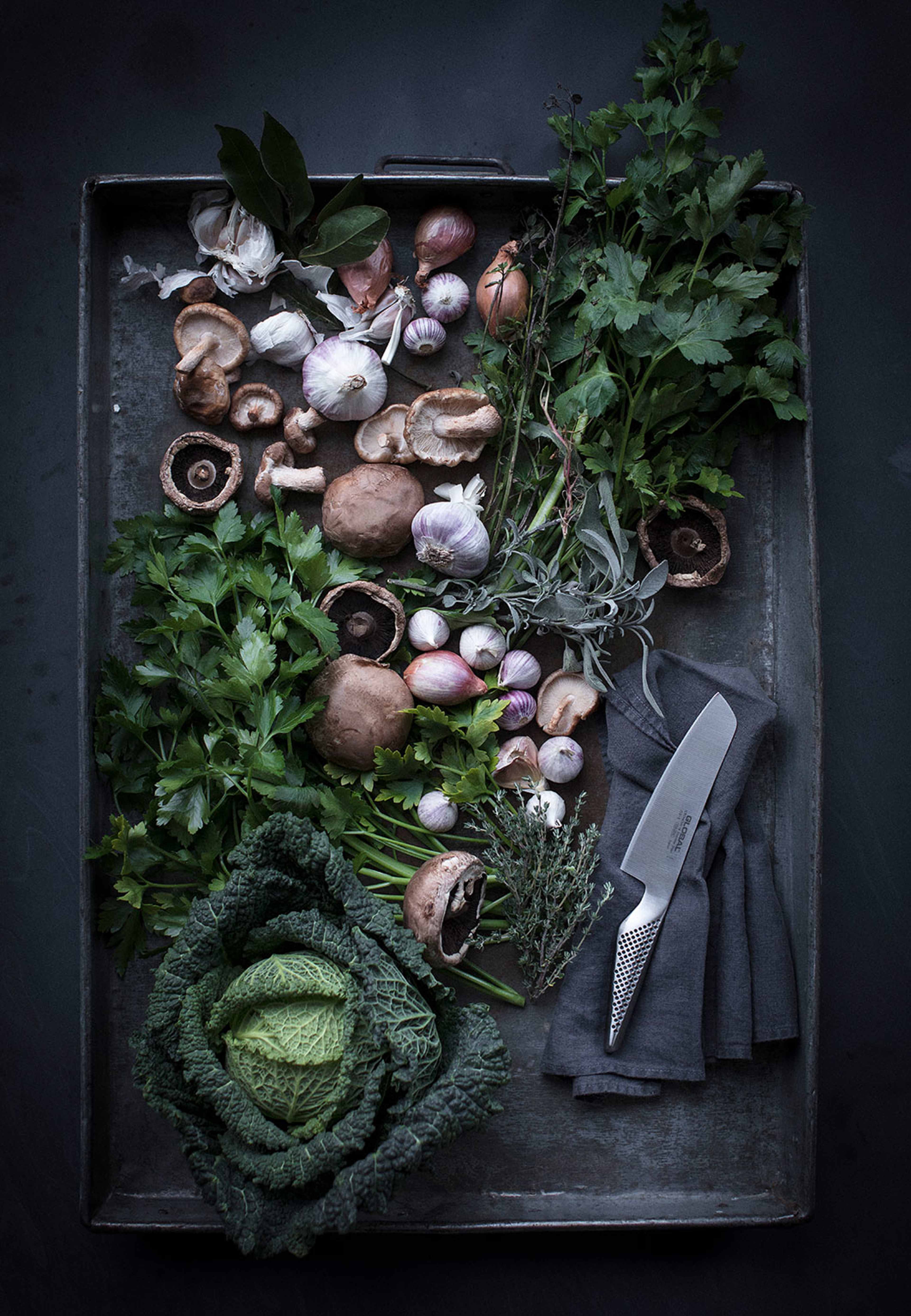 Grönsakshacka 14 cm, från Global, i färgen Rostfri. Klicka för att öppna bilden i stort format