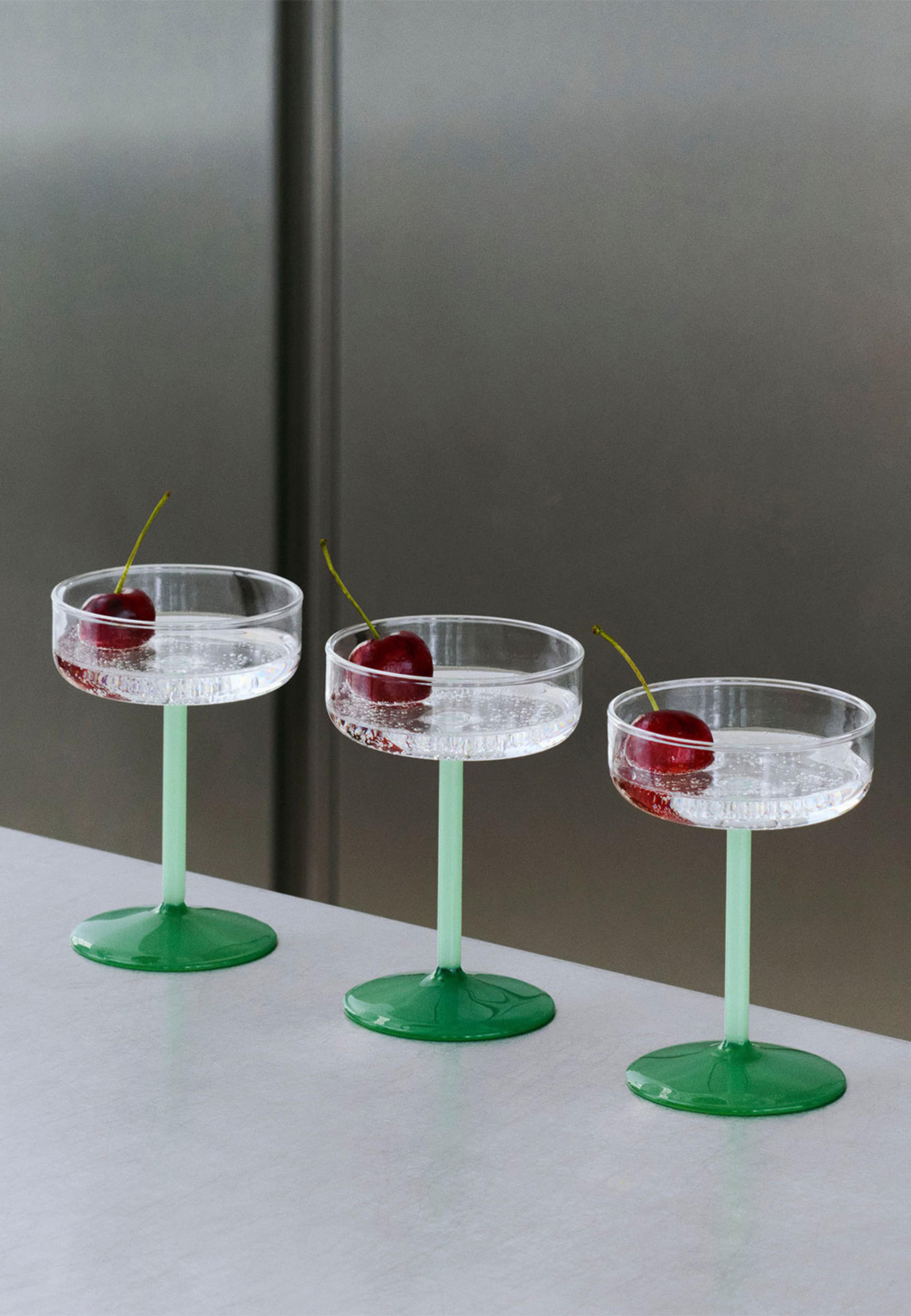 HAY Coupe Glass 2-pack Tint, från HAY, i färgen Jade Light Green/ Dark Green. Klicka för att öppna bilden i stort format