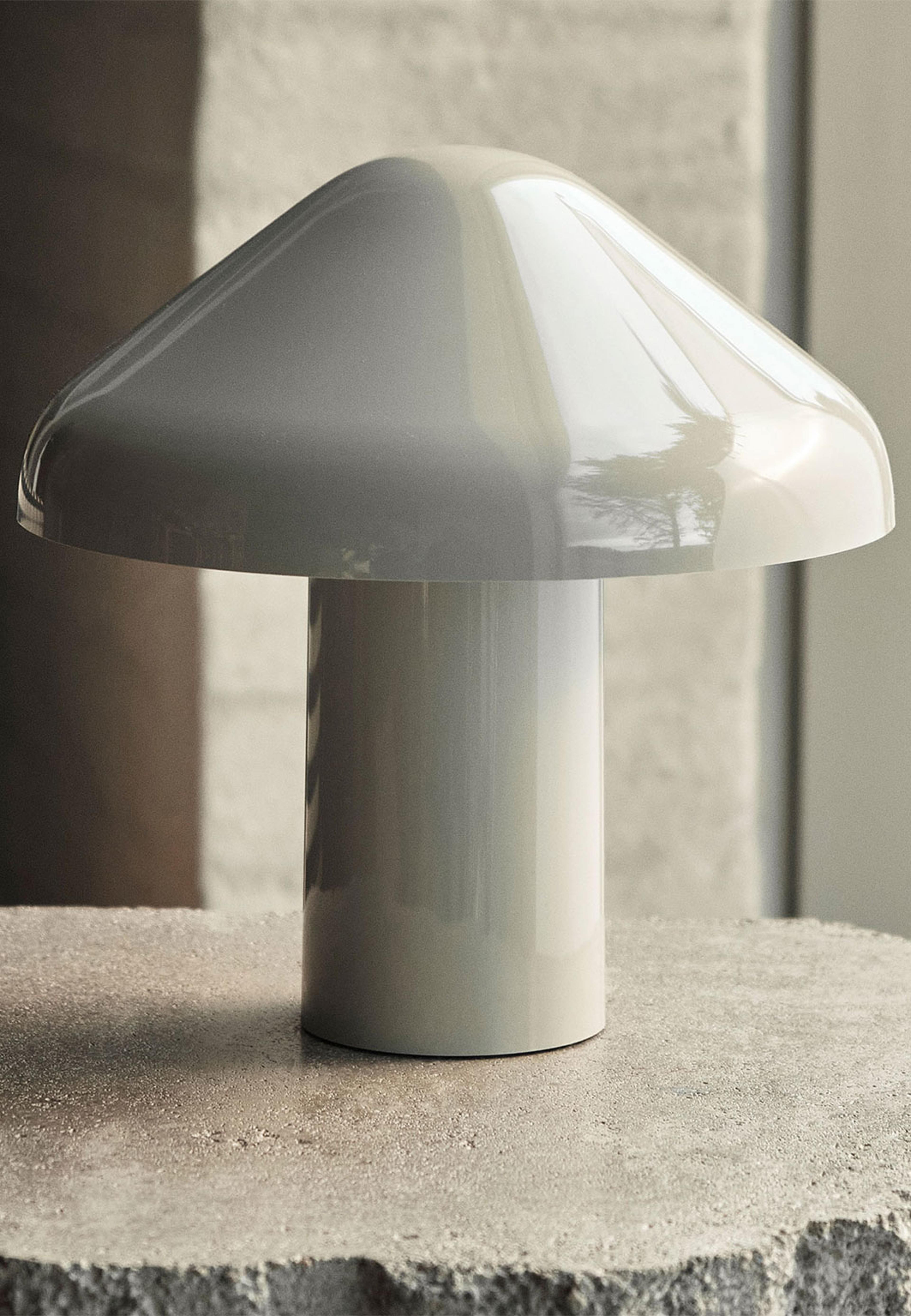 HAY Portable Lamp Pao Portable, från HAY, i färgen Cool Grey. Klicka för att öppna bilden i stort format