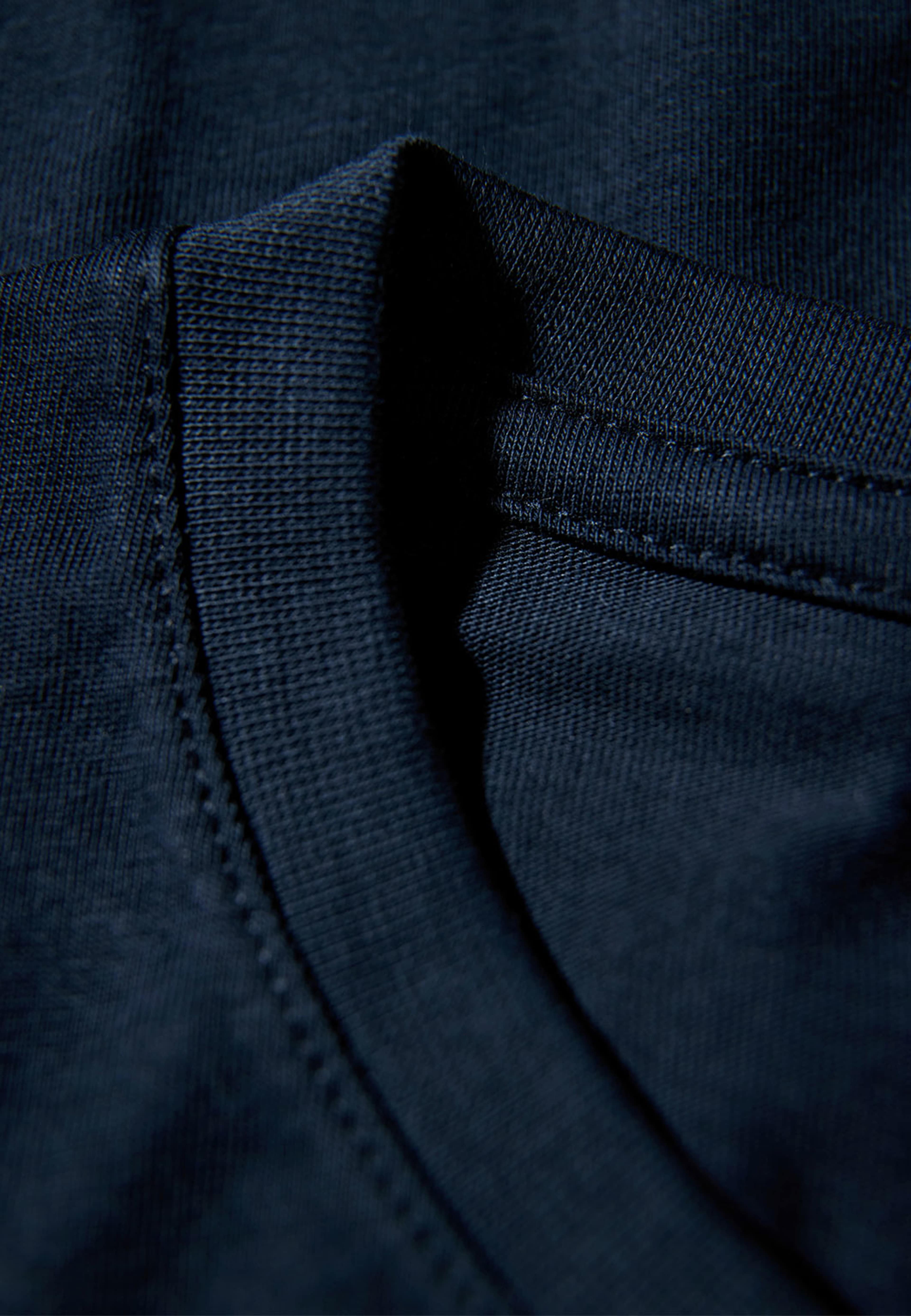 Basic o-neck T-shirt, från Lindbergh, i färgen Navy. Klicka för att öppna bilden i stort format