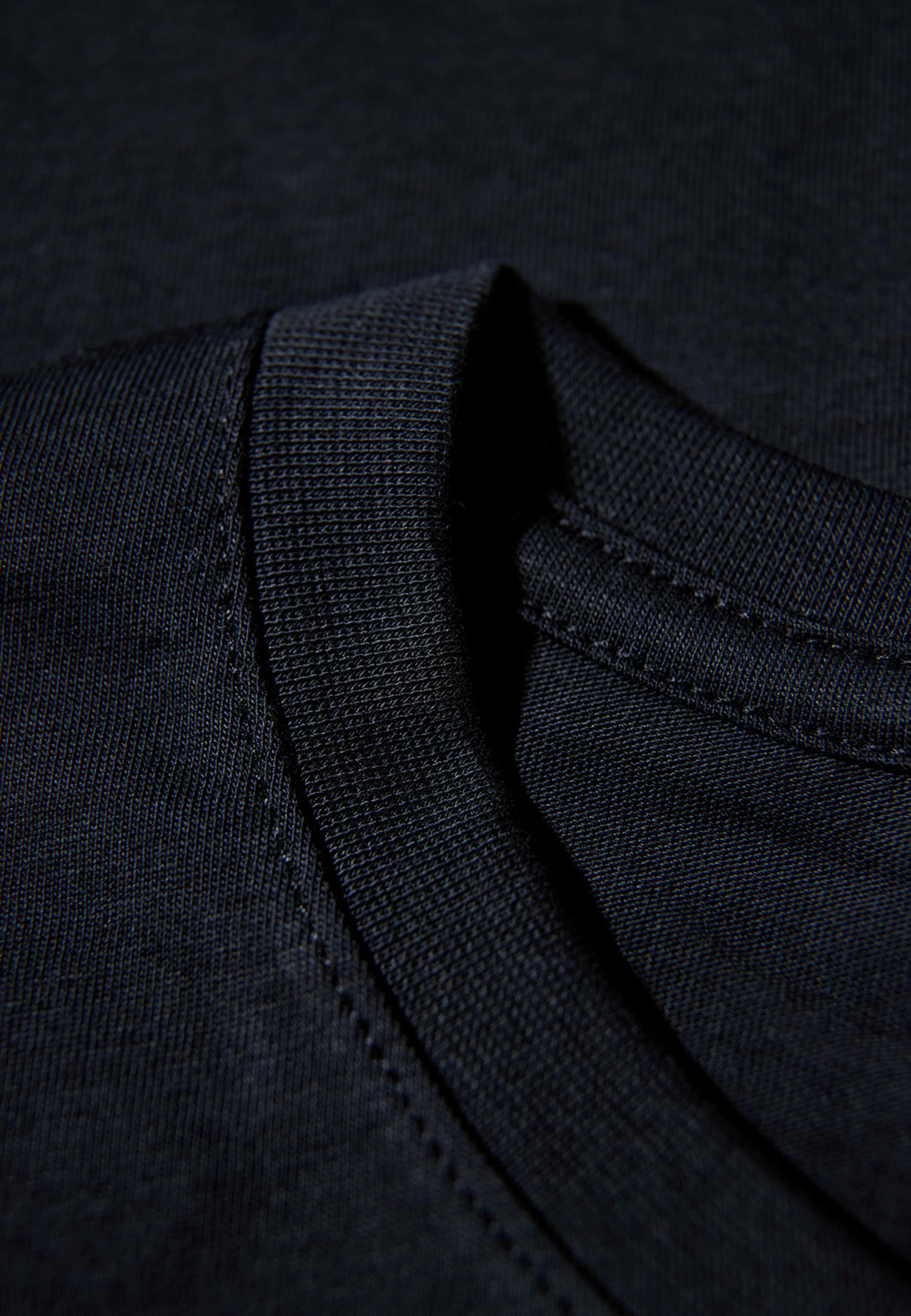 Basic o-neck T-shirt, från Lindbergh, i färgen Black. Klicka för att öppna bilden i stort format