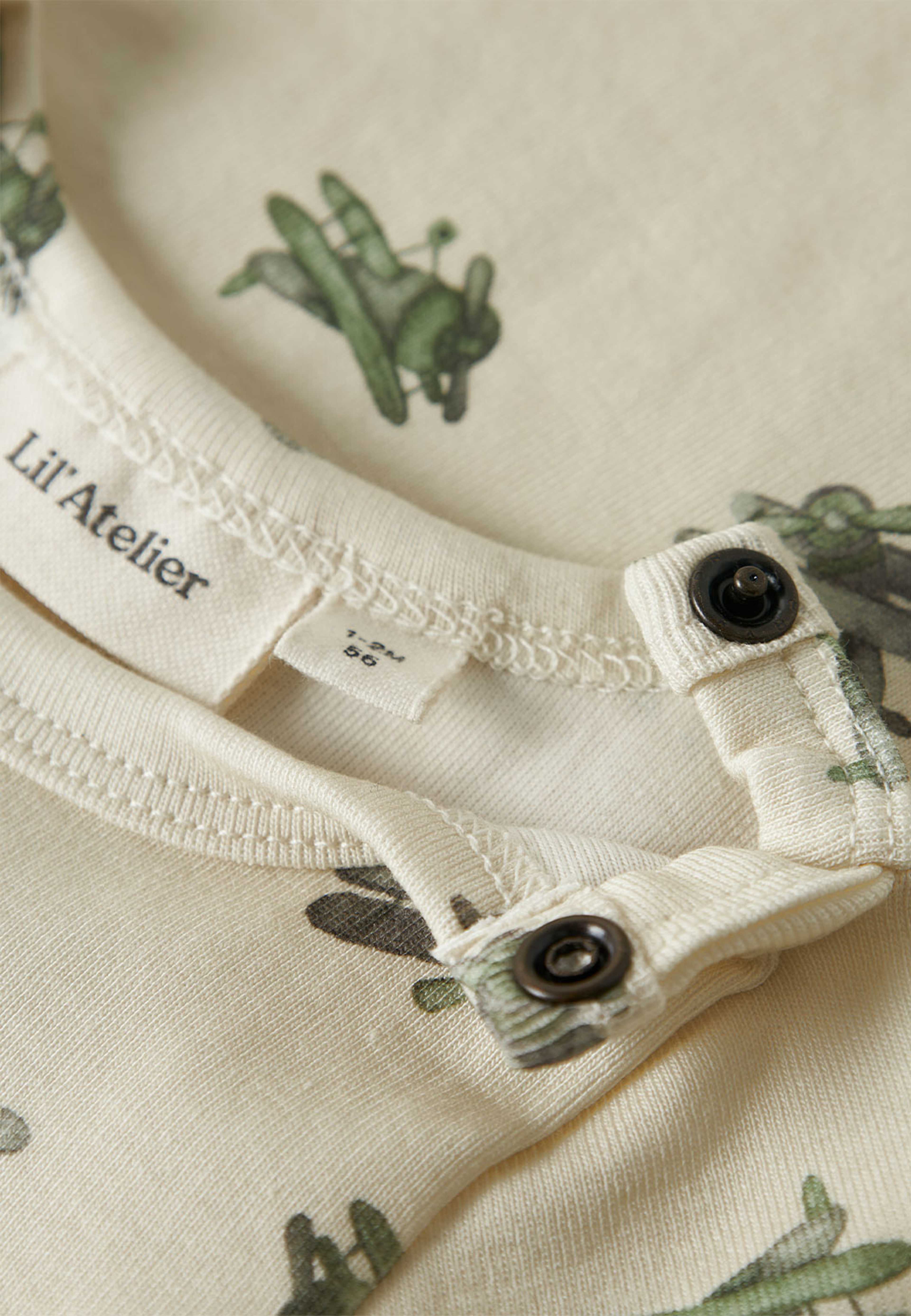 NBMLAYO GEU LS SLIM BODY LIL, från Lil'Atelier, i färgen Coconut Milk Airplane. Klicka för att öppna bilden i stort format