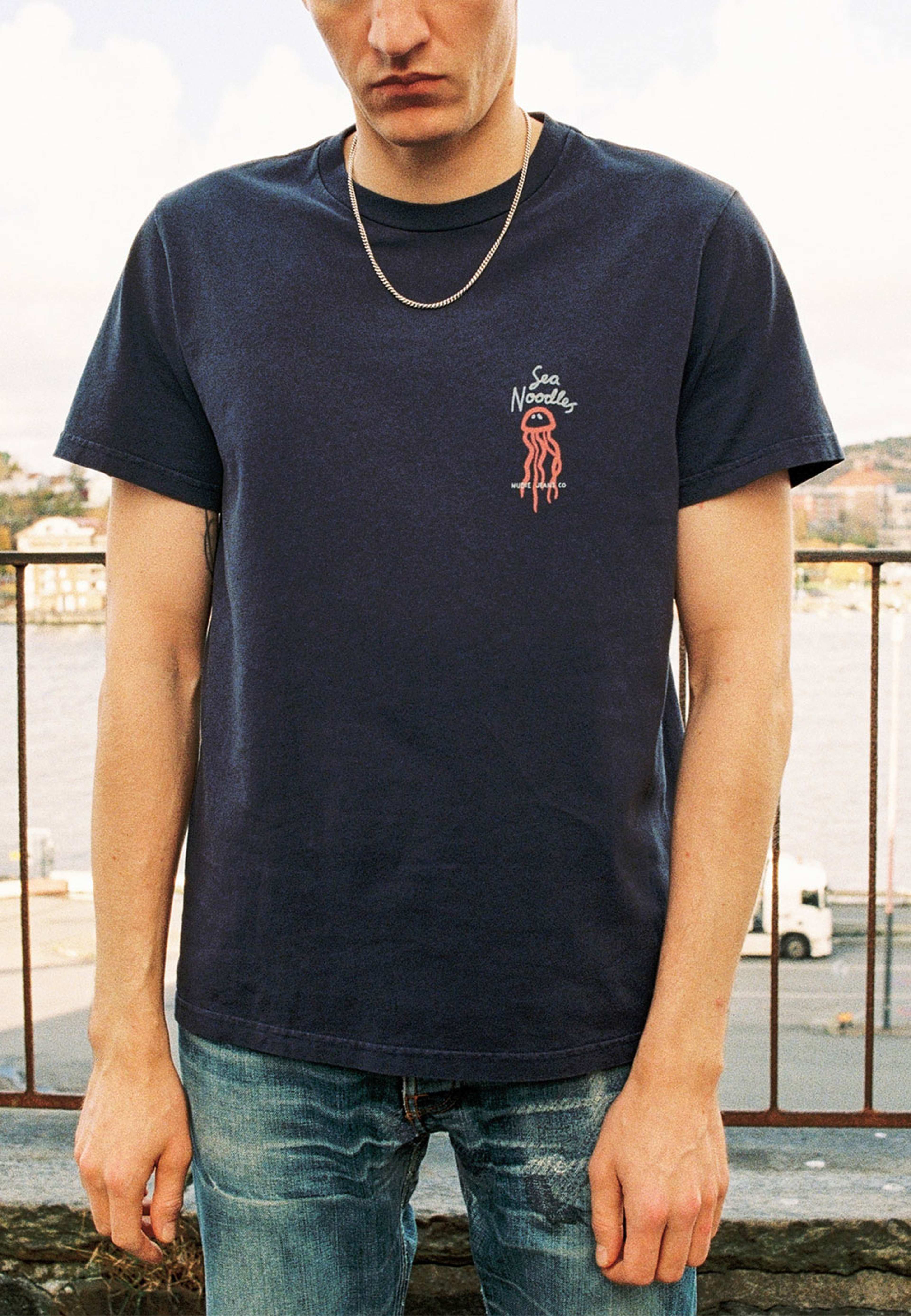 Roy Sea Noodles T-Shirt, från Nudie Jeans, i färgen Dark Blue. Klicka för att öppna bilden i stort format