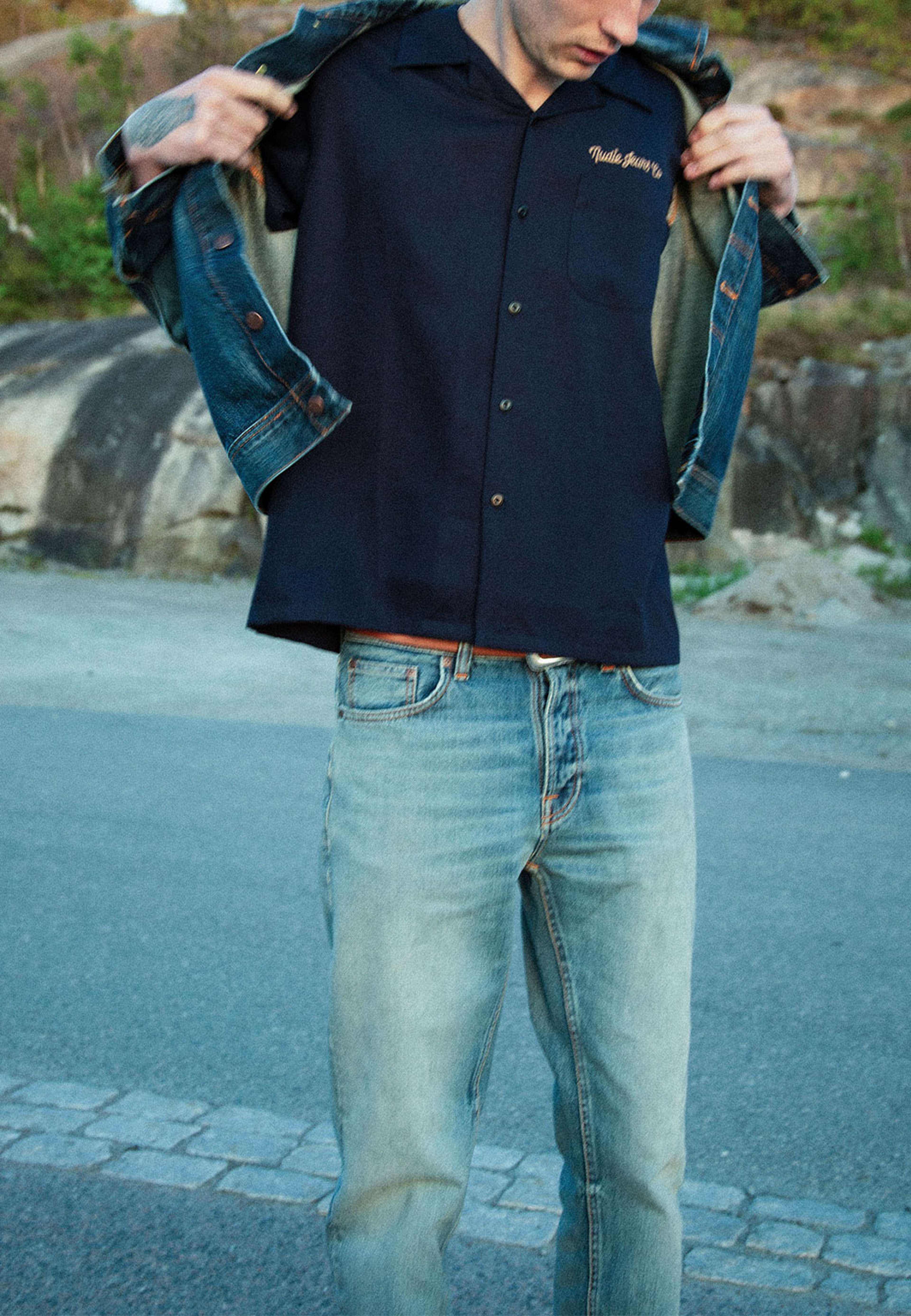 Arthur Bowling Shirt 8 Wonders, från Nudie Jeans, i färgen Navy. Klicka för att öppna bilden i stort format