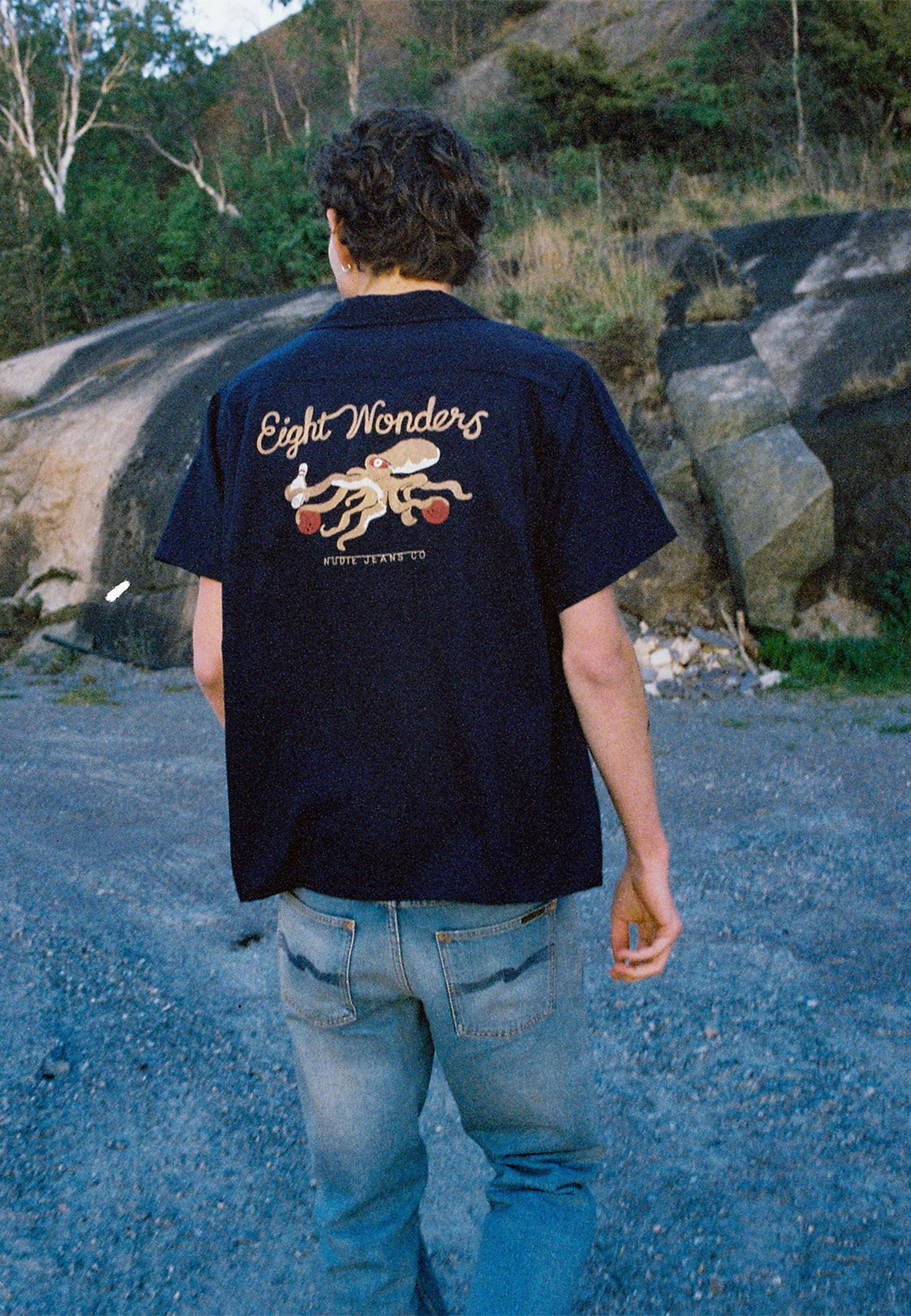 Arthur Bowling Shirt 8 Wonders, från Nudie Jeans, i färgen Navy. Klicka för att öppna bilden i stort format