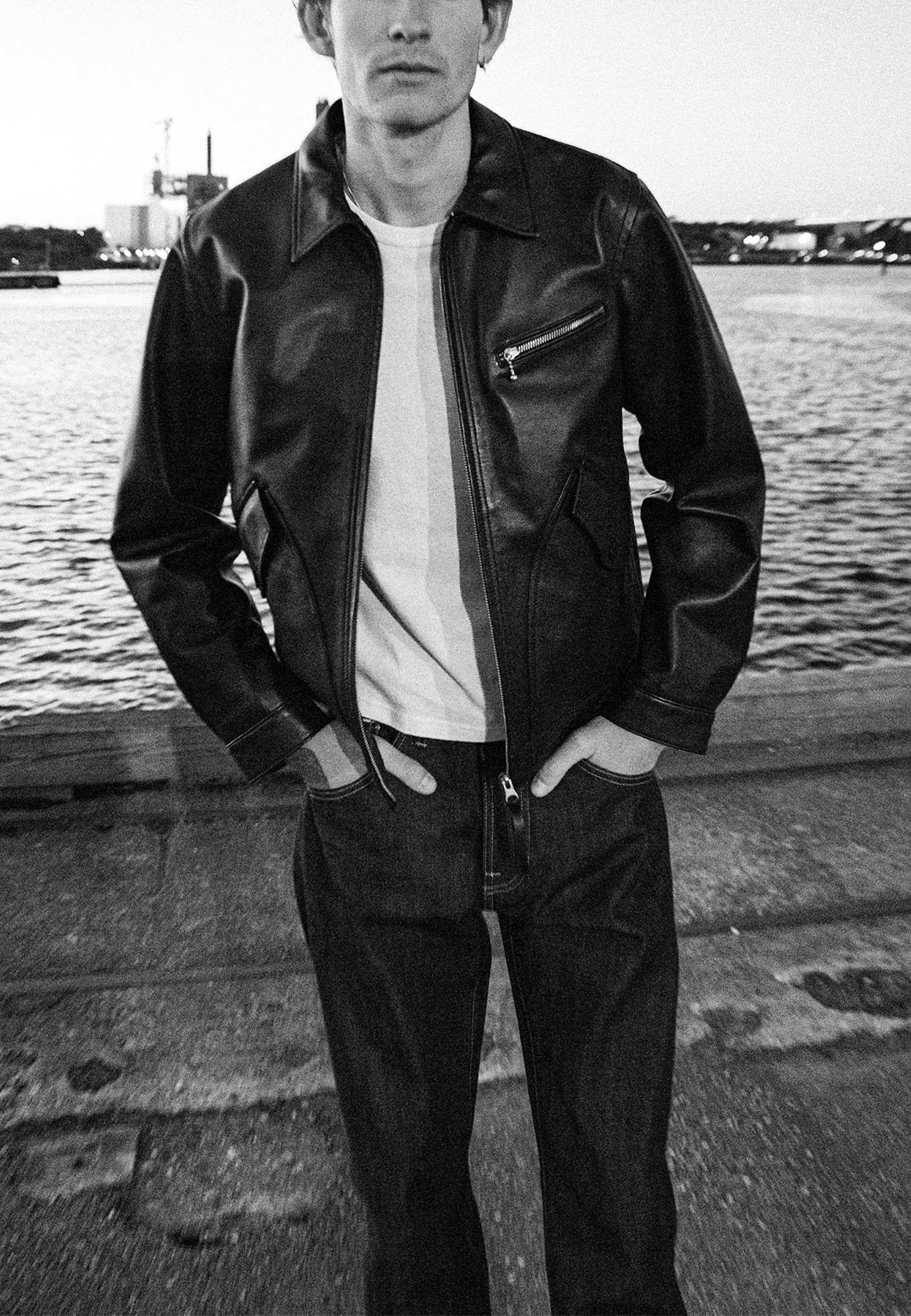 Blake Zip Jacket Leather, från Nudie Jeans, i färgen Black. Klicka för att öppna bilden i stort format