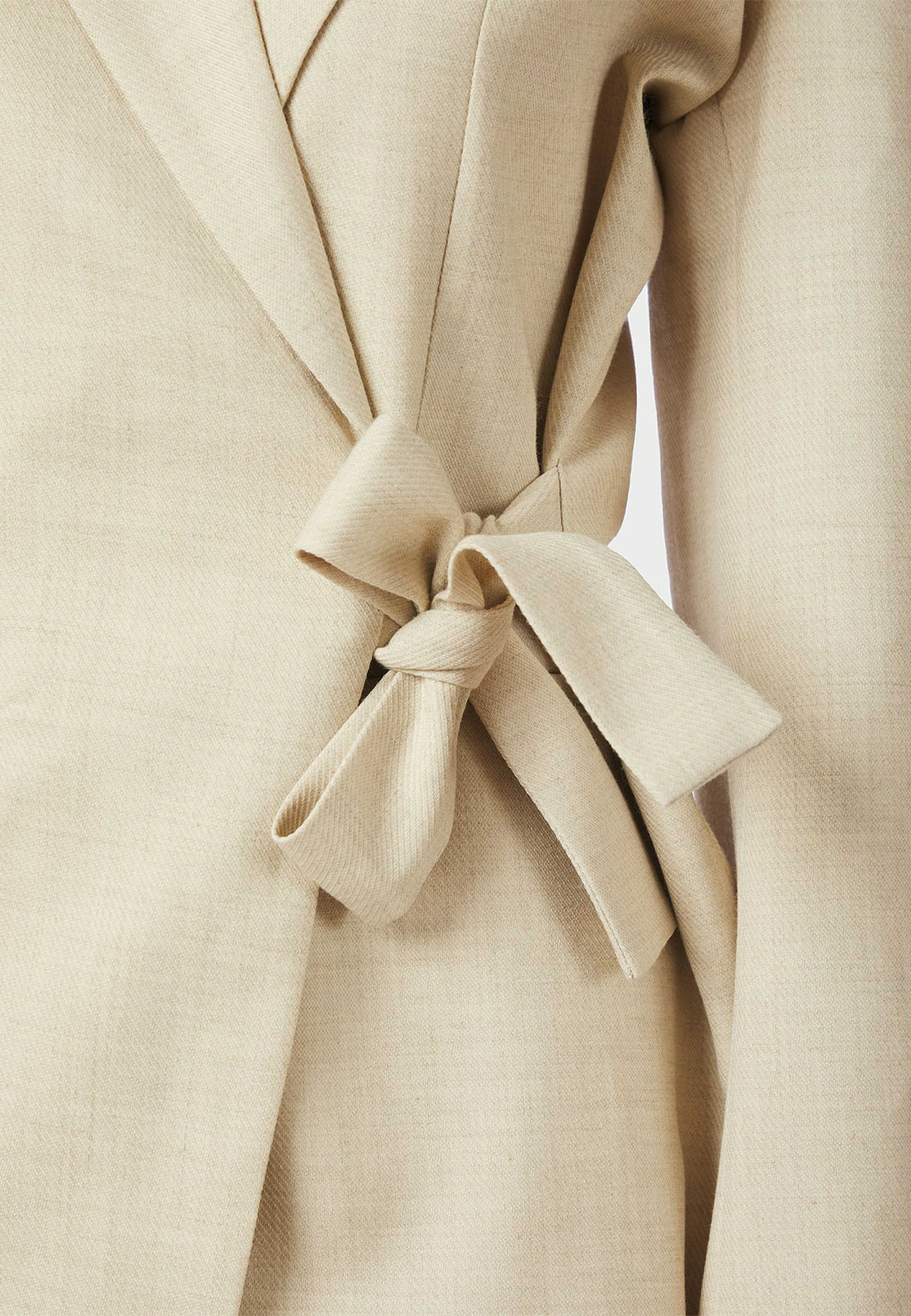 Carmia Melange Tie Blazer, från Neo Noir, i färgen Beige Melange. Klicka för att öppna bilden i stort format