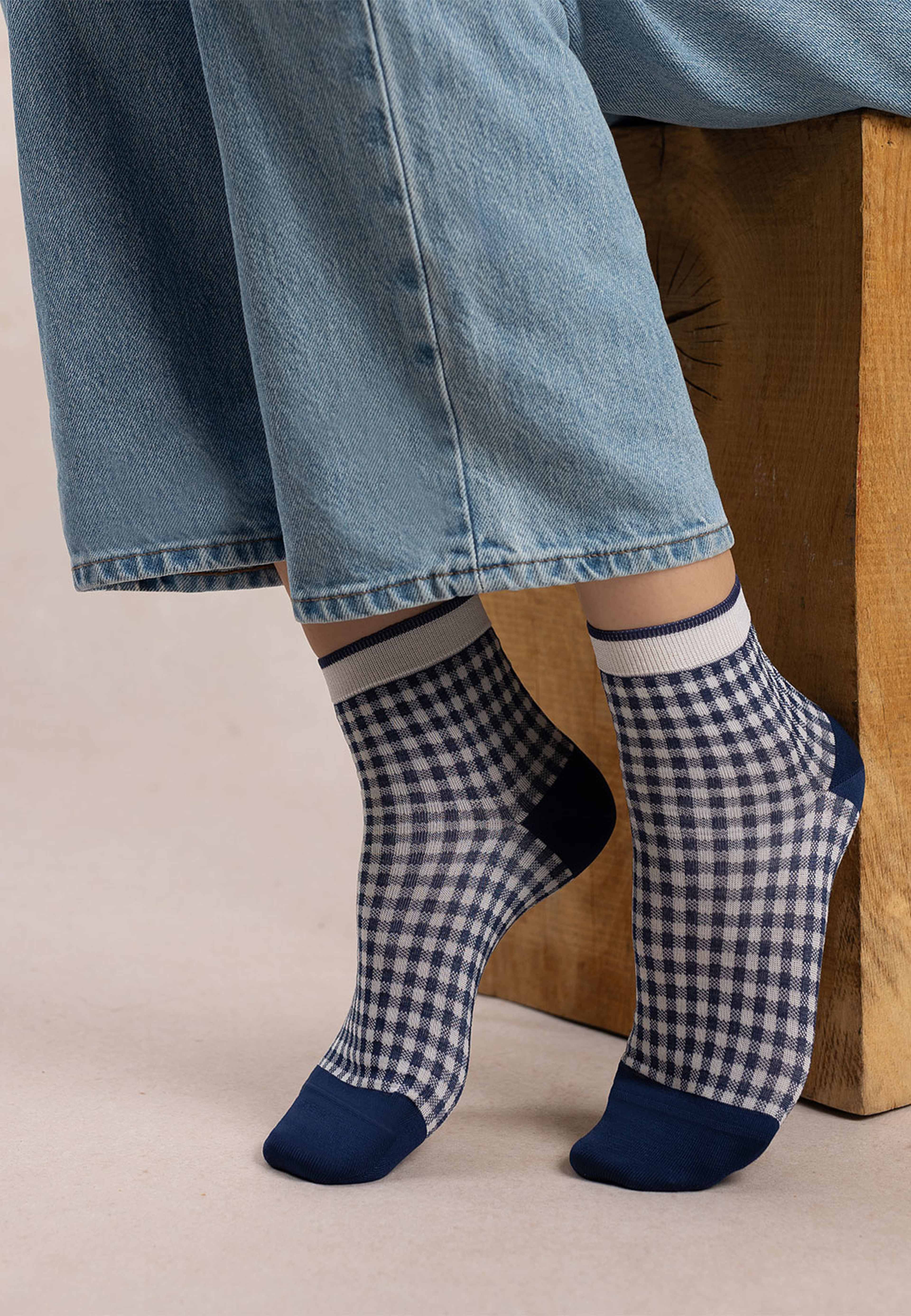 Socka,Vichyrutor, från BleuForêt, i färgen Amiral. Klicka för att öppna bilden i stort format