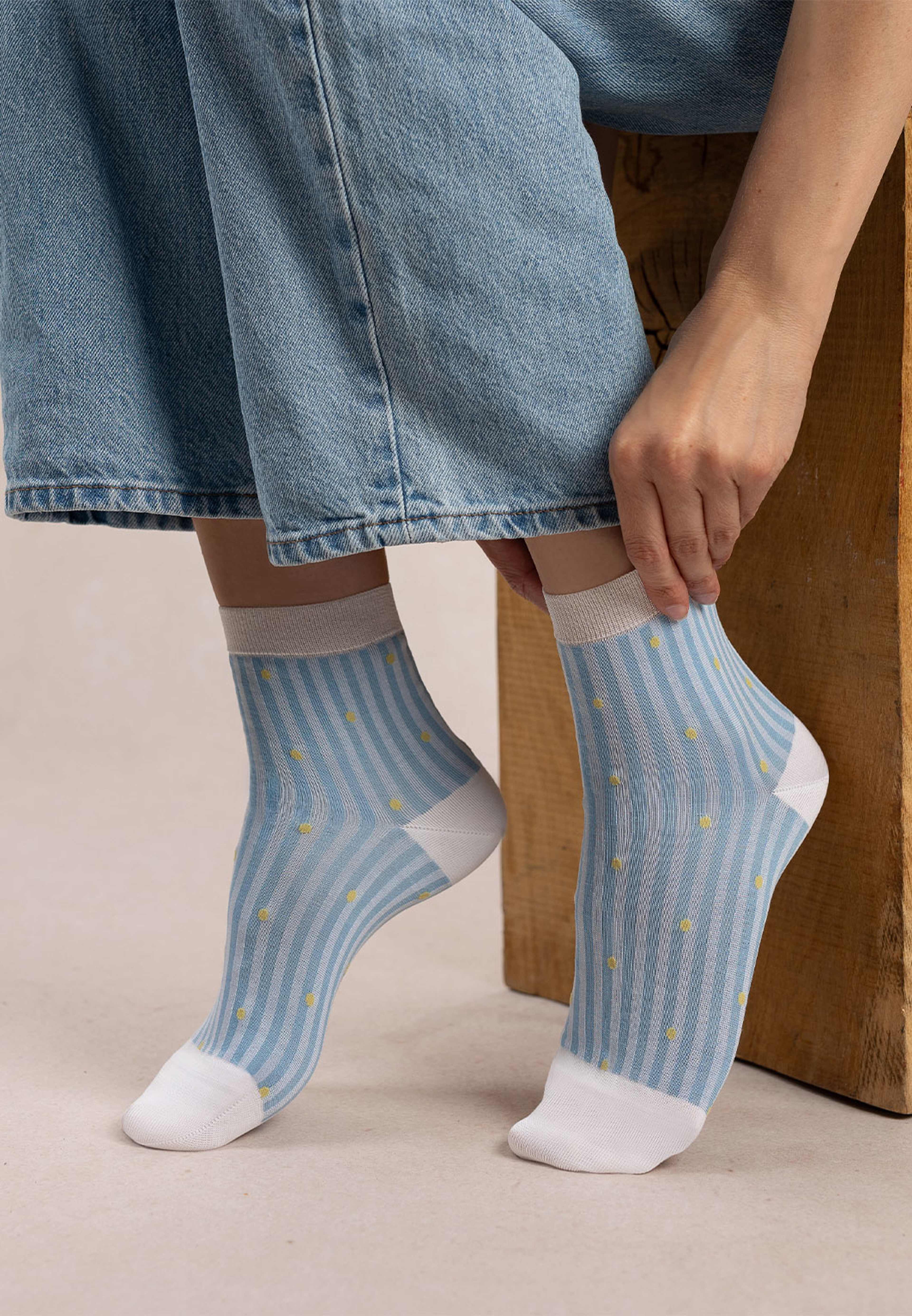 Socka med prickar och ränder, från BleuForêt, i färgen Quartz. Klicka för att öppna bilden i stort format