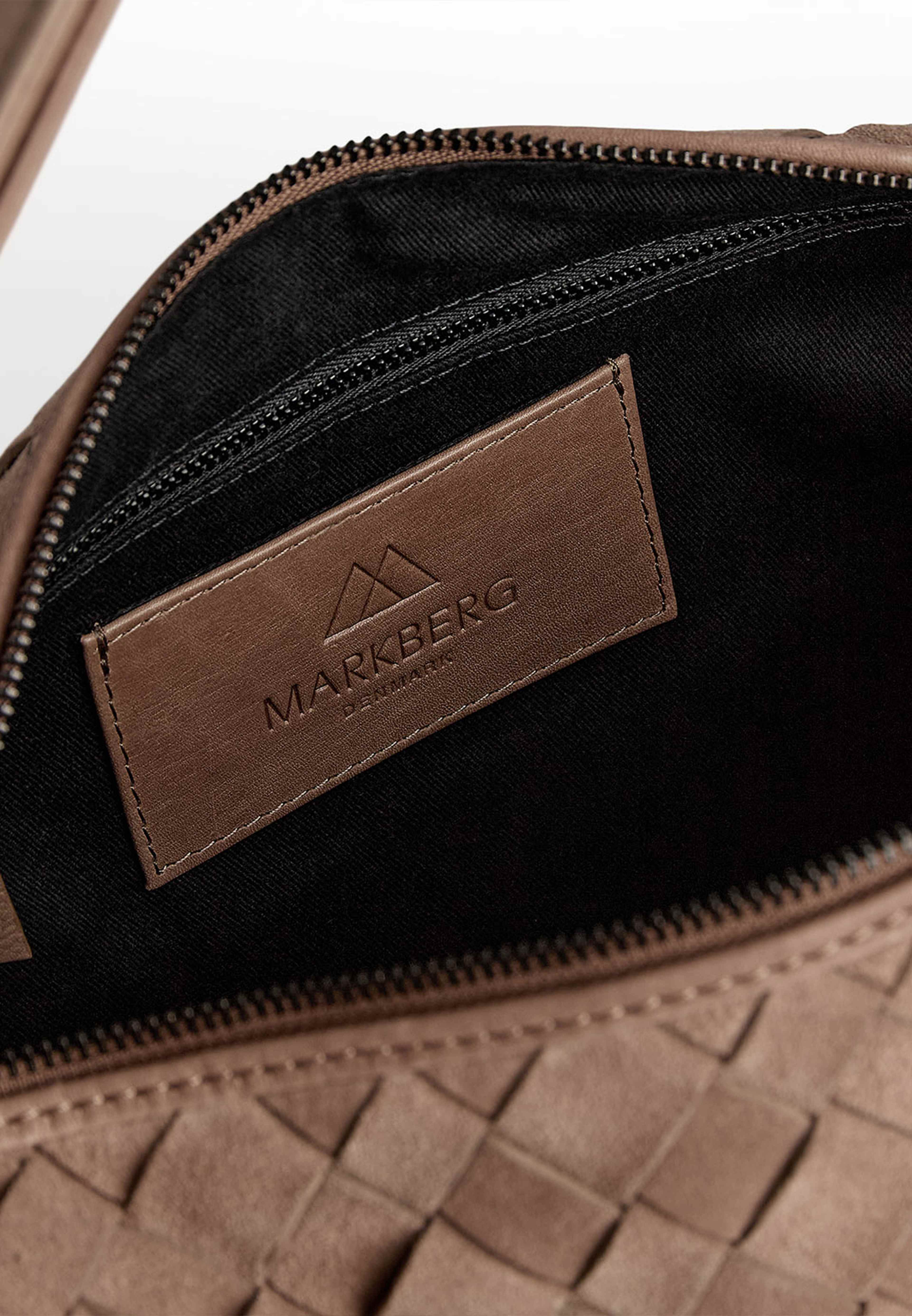 Muse Bag Suede Weave, från Markberg, i färgen Mocha Mousse. Klicka för att öppna bilden i stort format