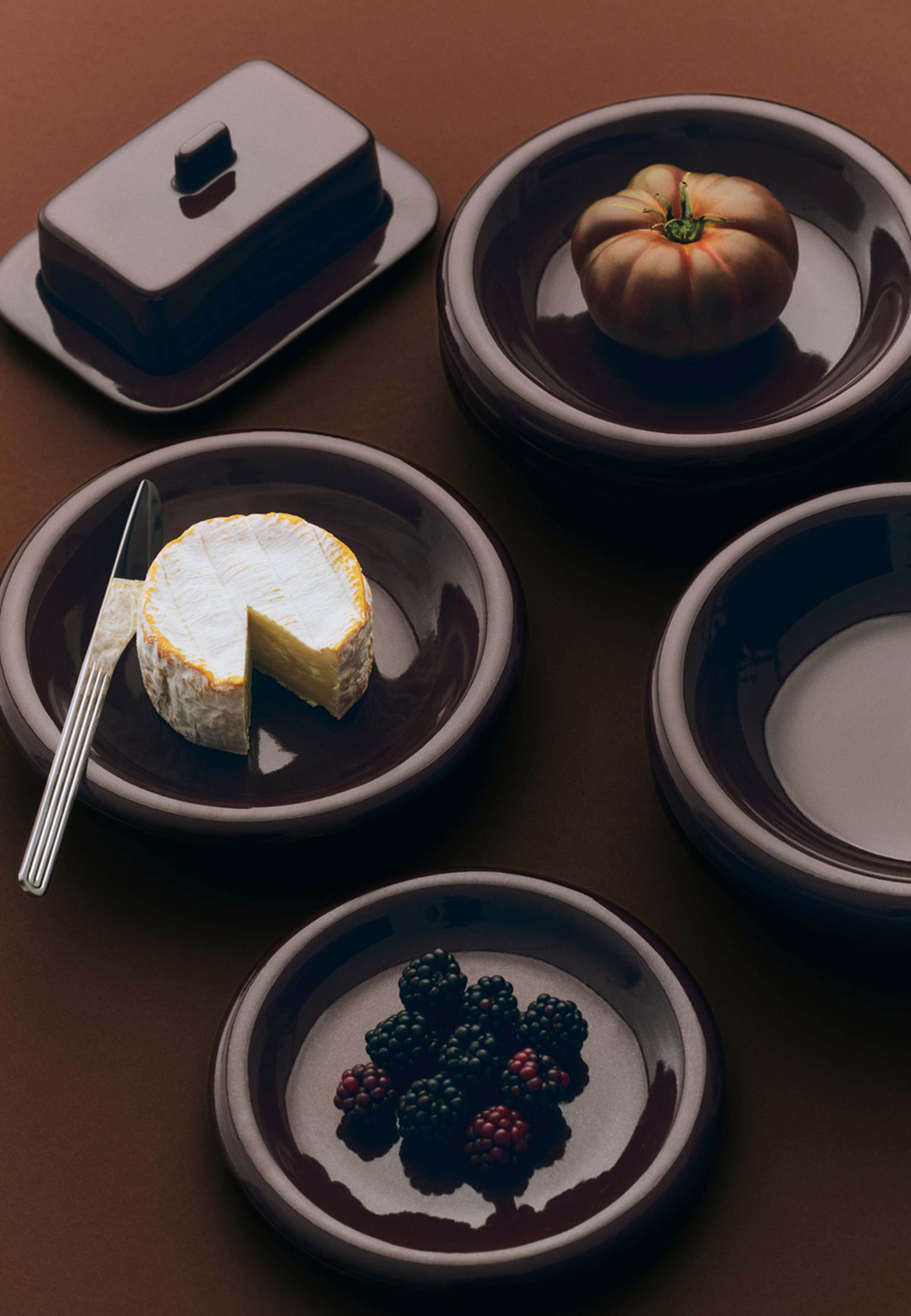 Barro Bowl, från HAY, i färgen Burgundy. Klicka för att öppna bilden i stort format