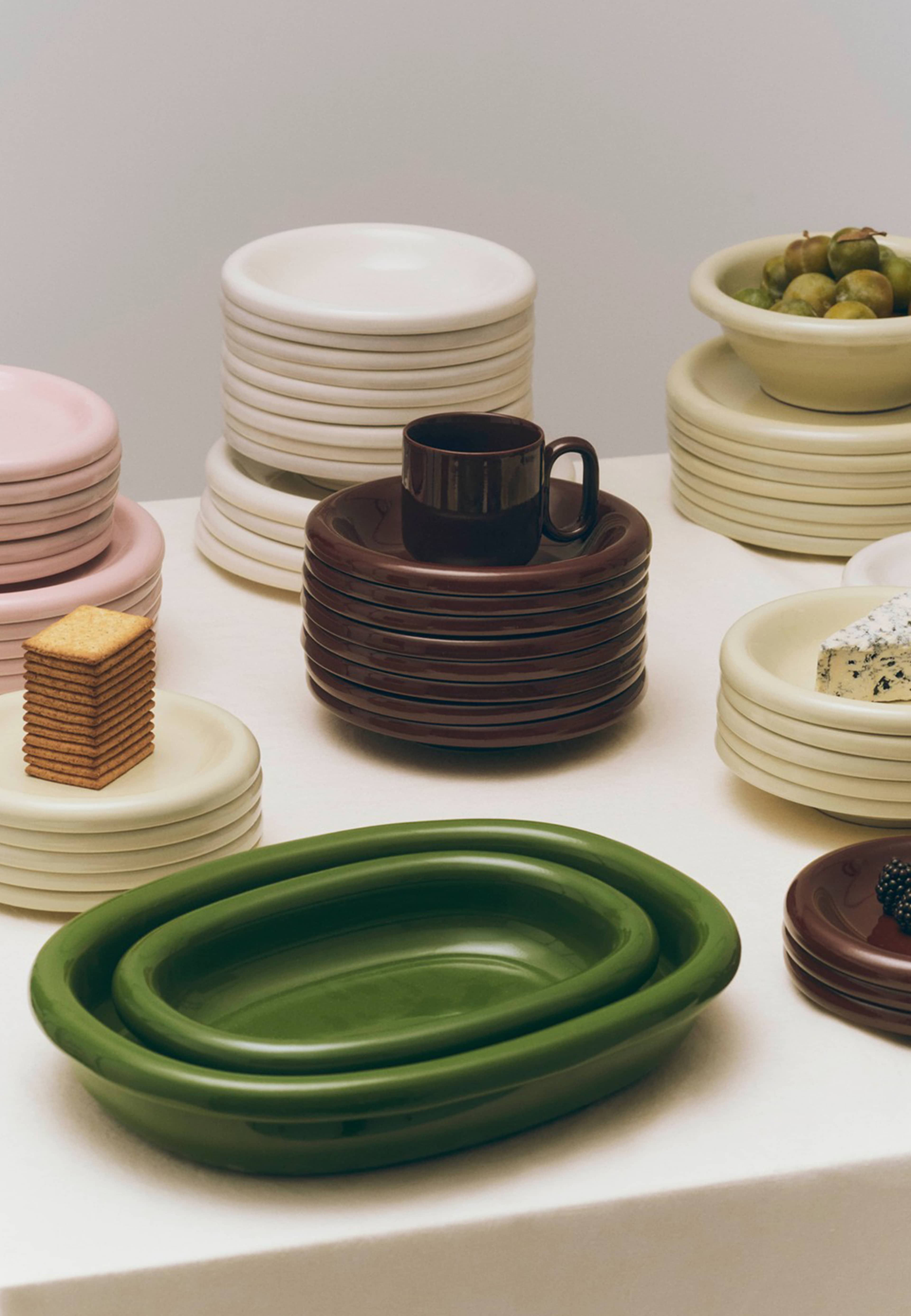 Barro Bowl, från HAY, i färgen Burgundy. Klicka för att öppna bilden i stort format