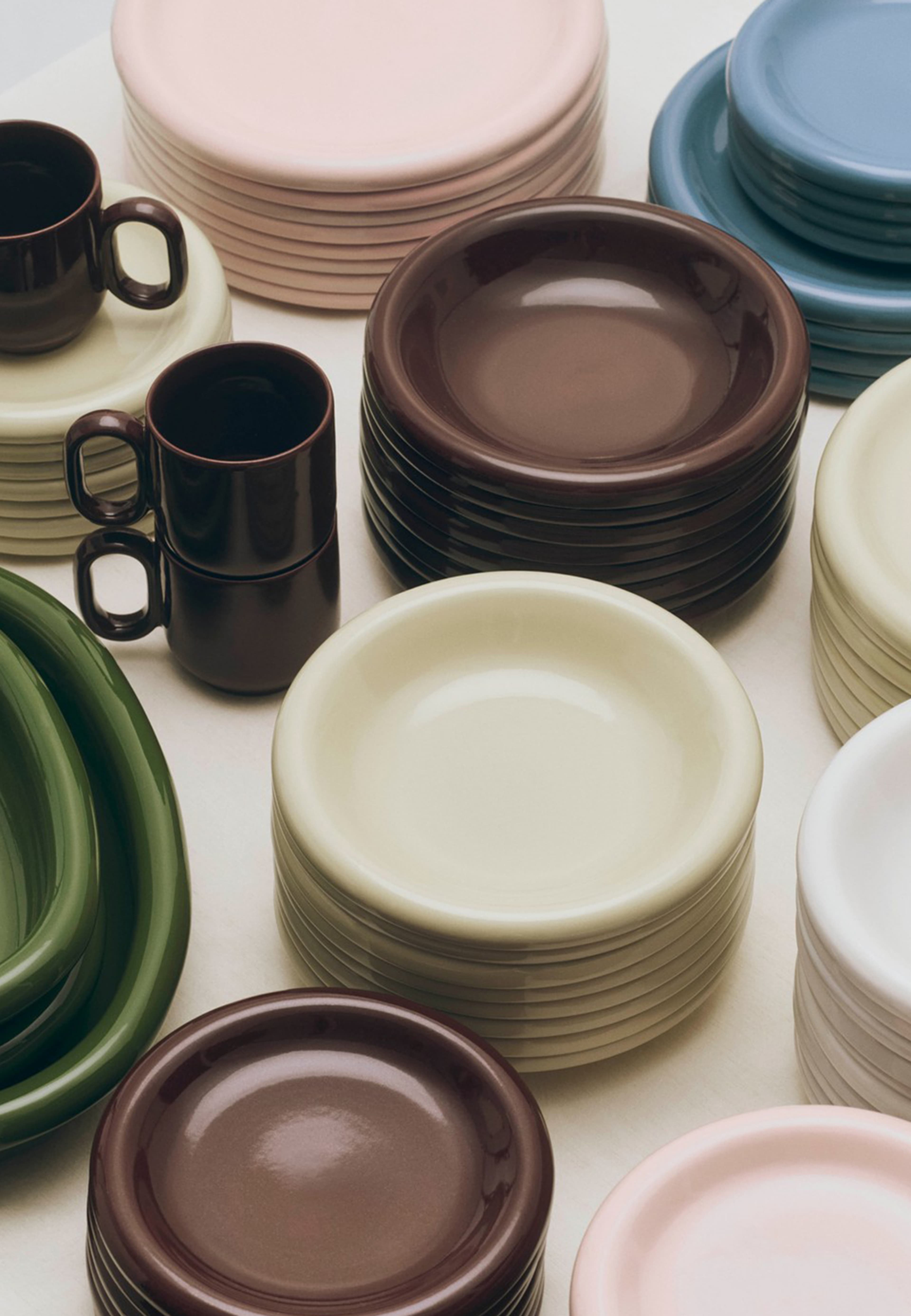 Barro Plate Set of 2, från HAY, i färgen Burgundy. Klicka för att öppna bilden i stort format