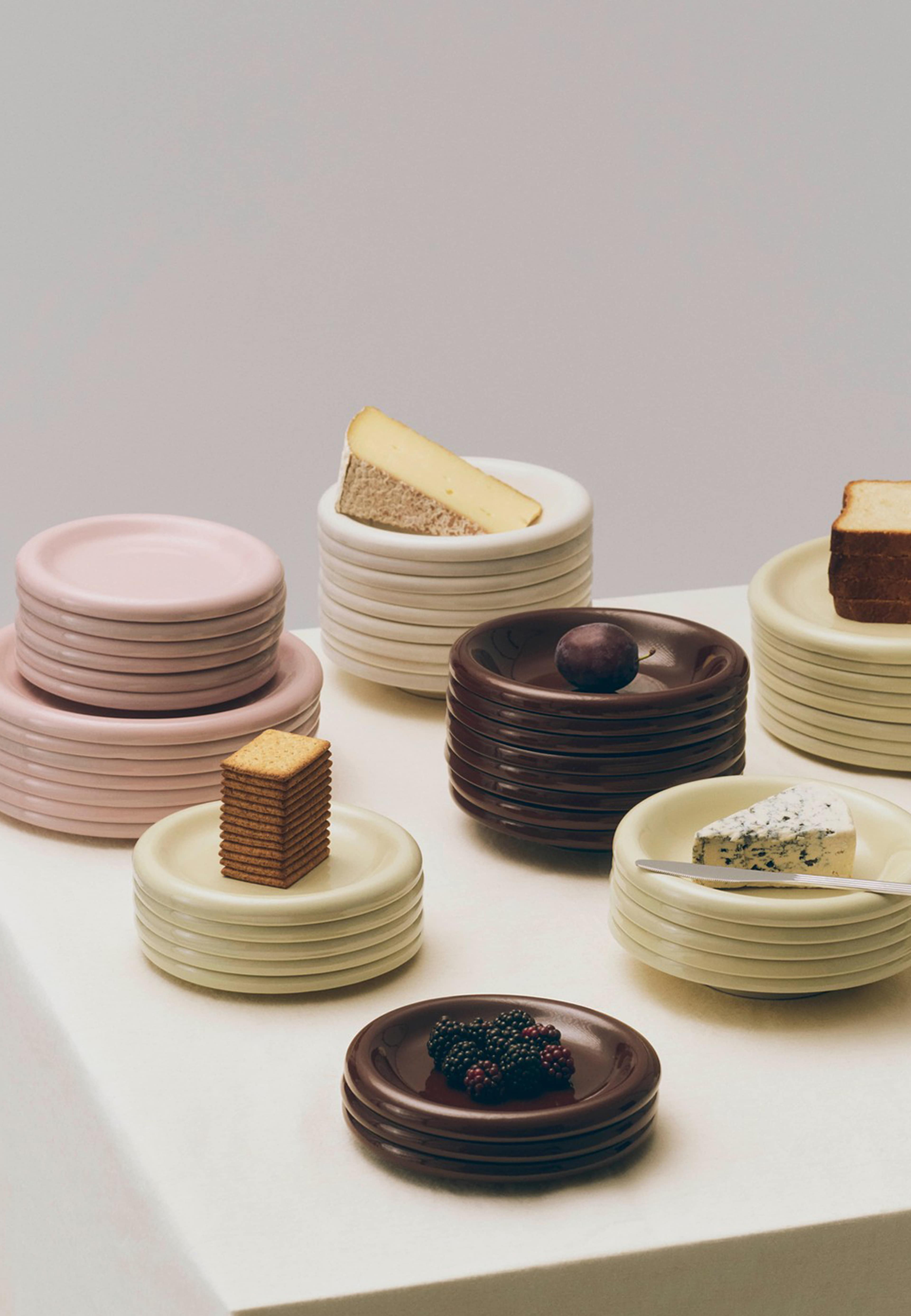 Barro Plate Set of 2, från HAY, i färgen Burgundy. Klicka för att öppna bilden i stort format