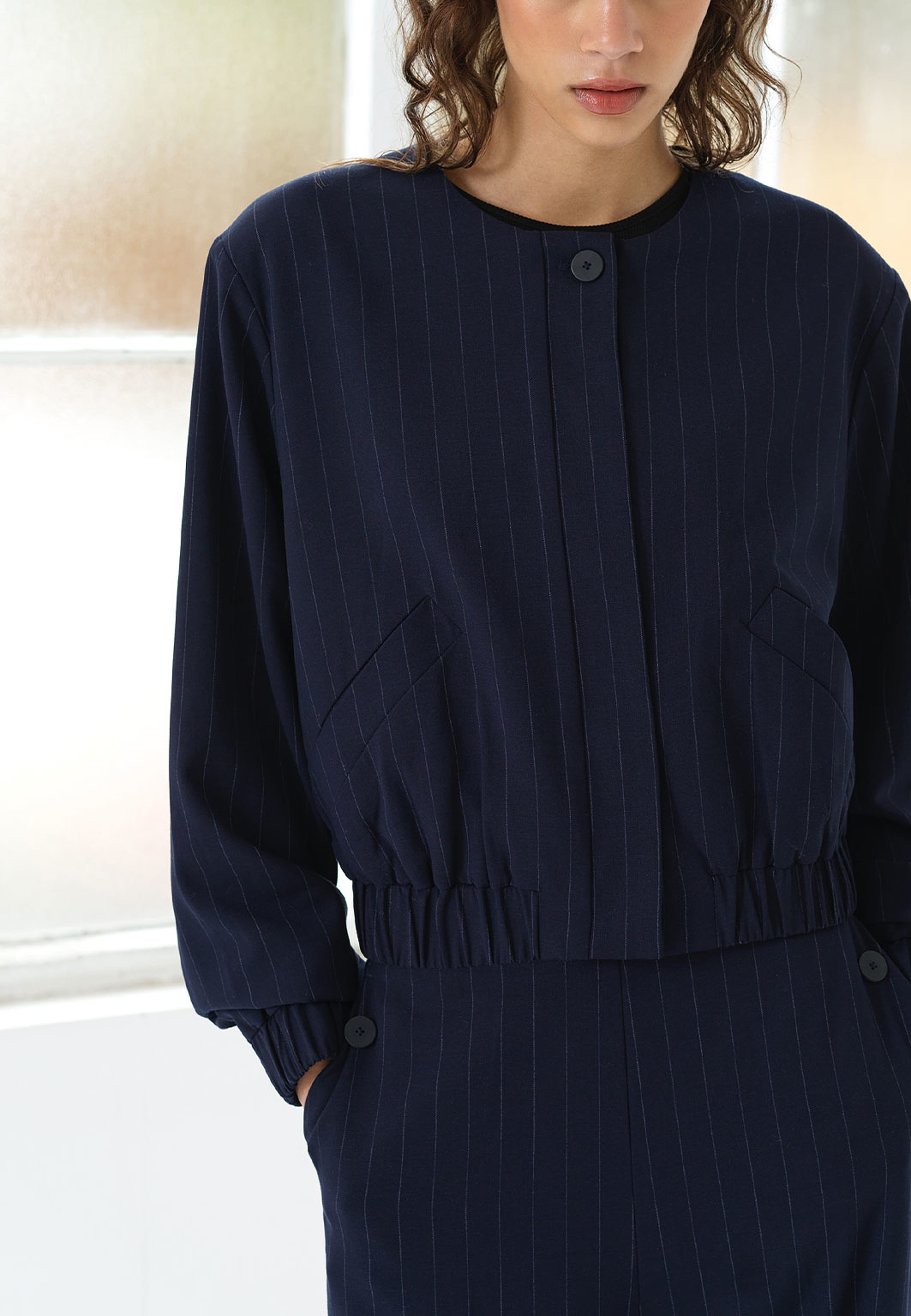 Alia Pinstripe Bomber Jacket, från French Connection, i färgen New Navy. Klicka för att öppna bilden i stort format