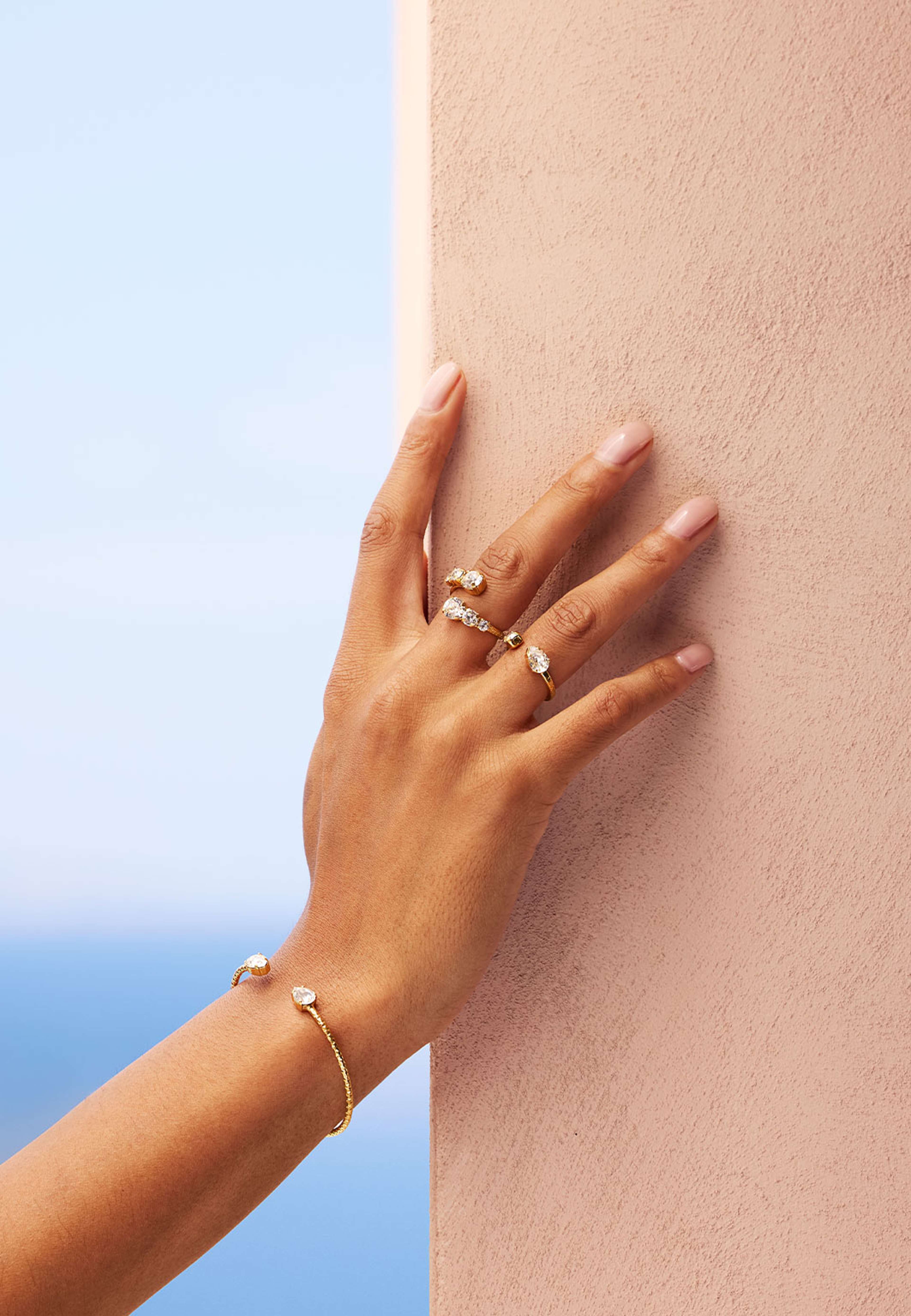 AMELIA RING, från Caroline Svedbom, i färgen Gold. Klicka för att öppna bilden i stort format